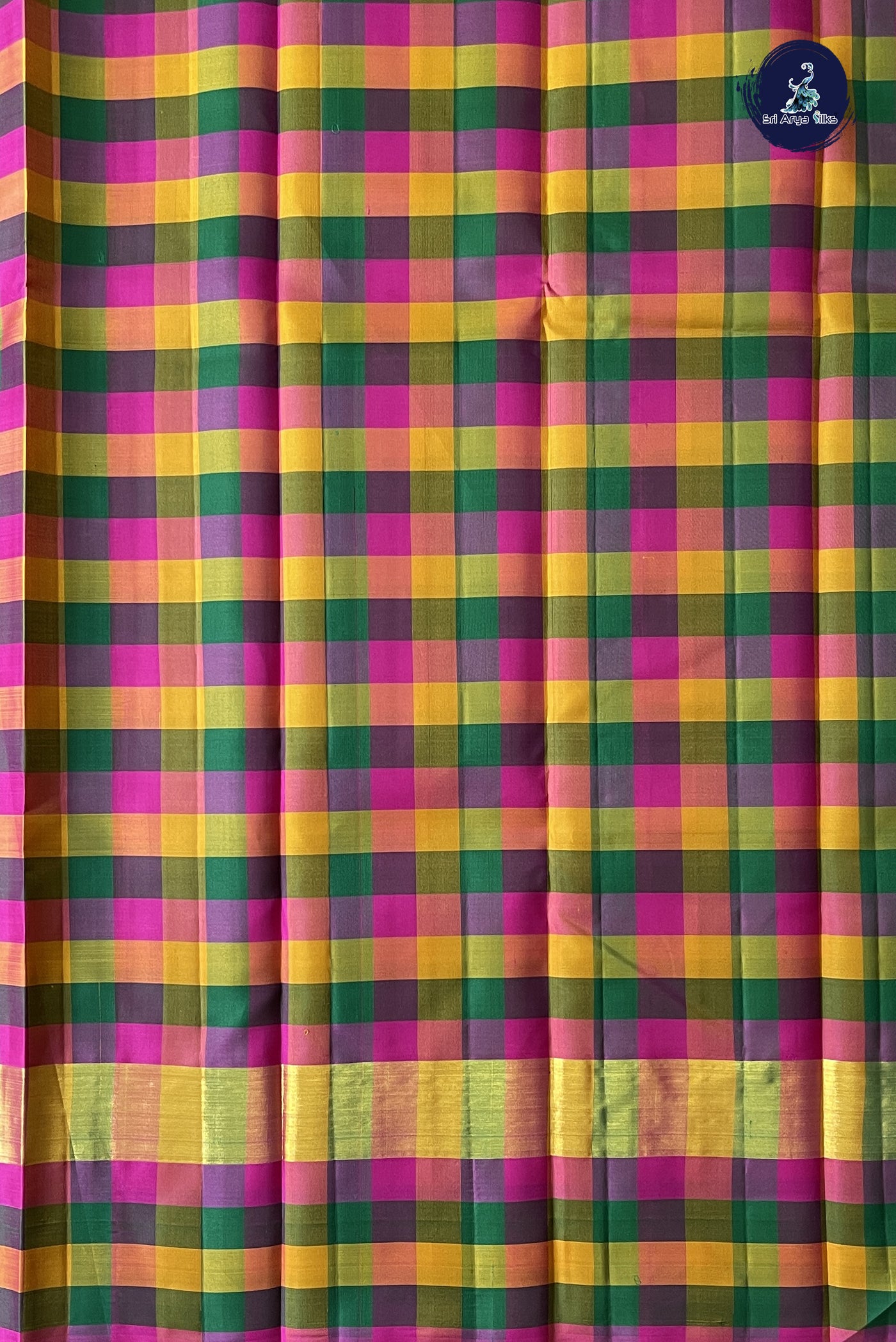 Bottle Green Light Weight Silk Saree With Plain Pattern