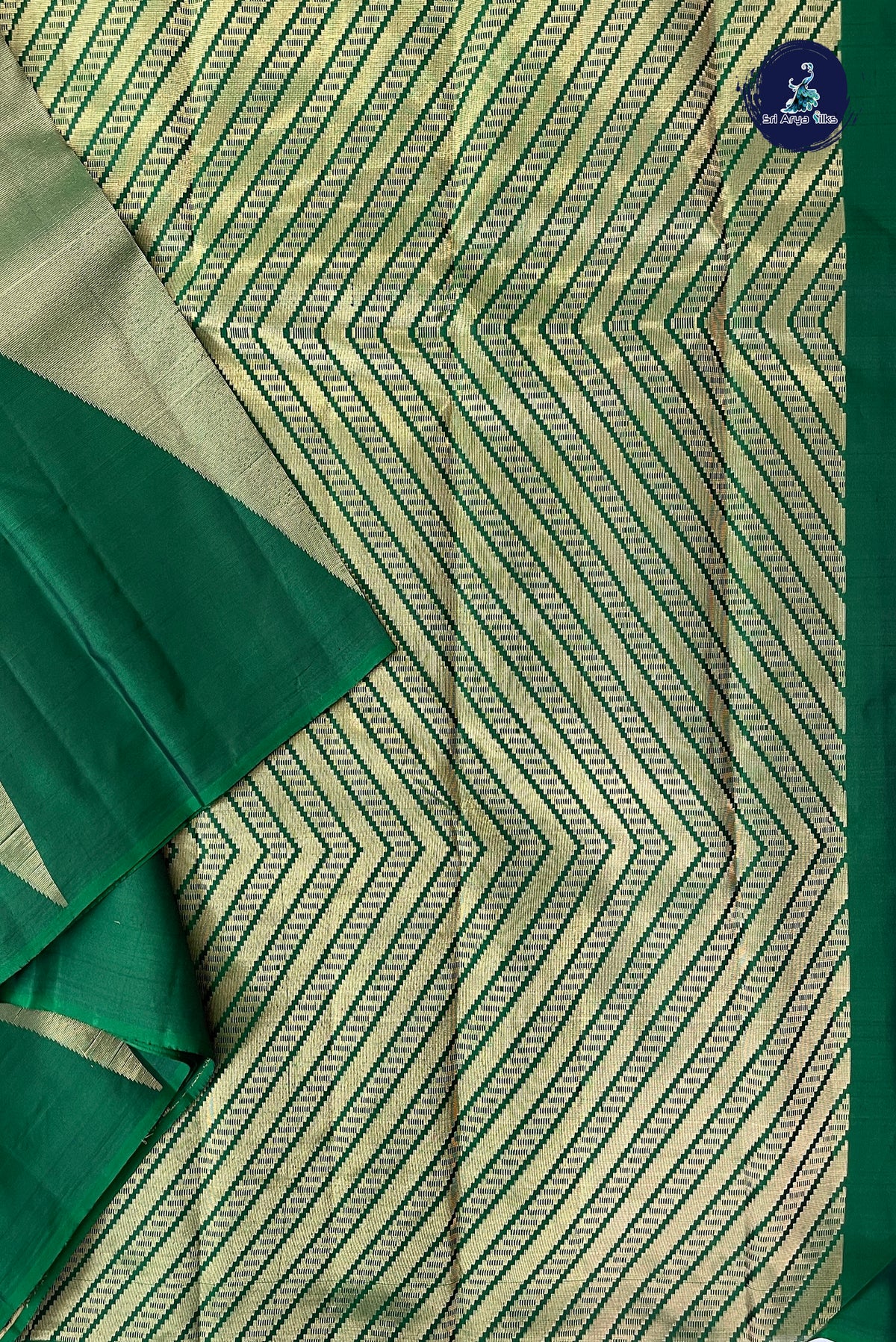 Green Without Border Saree With Zari Woven Pattern