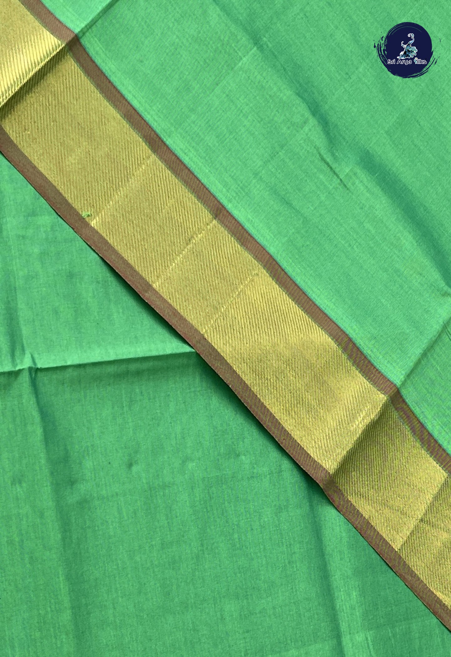 Green Semi Silk Cotton Saree With Plain Pattern