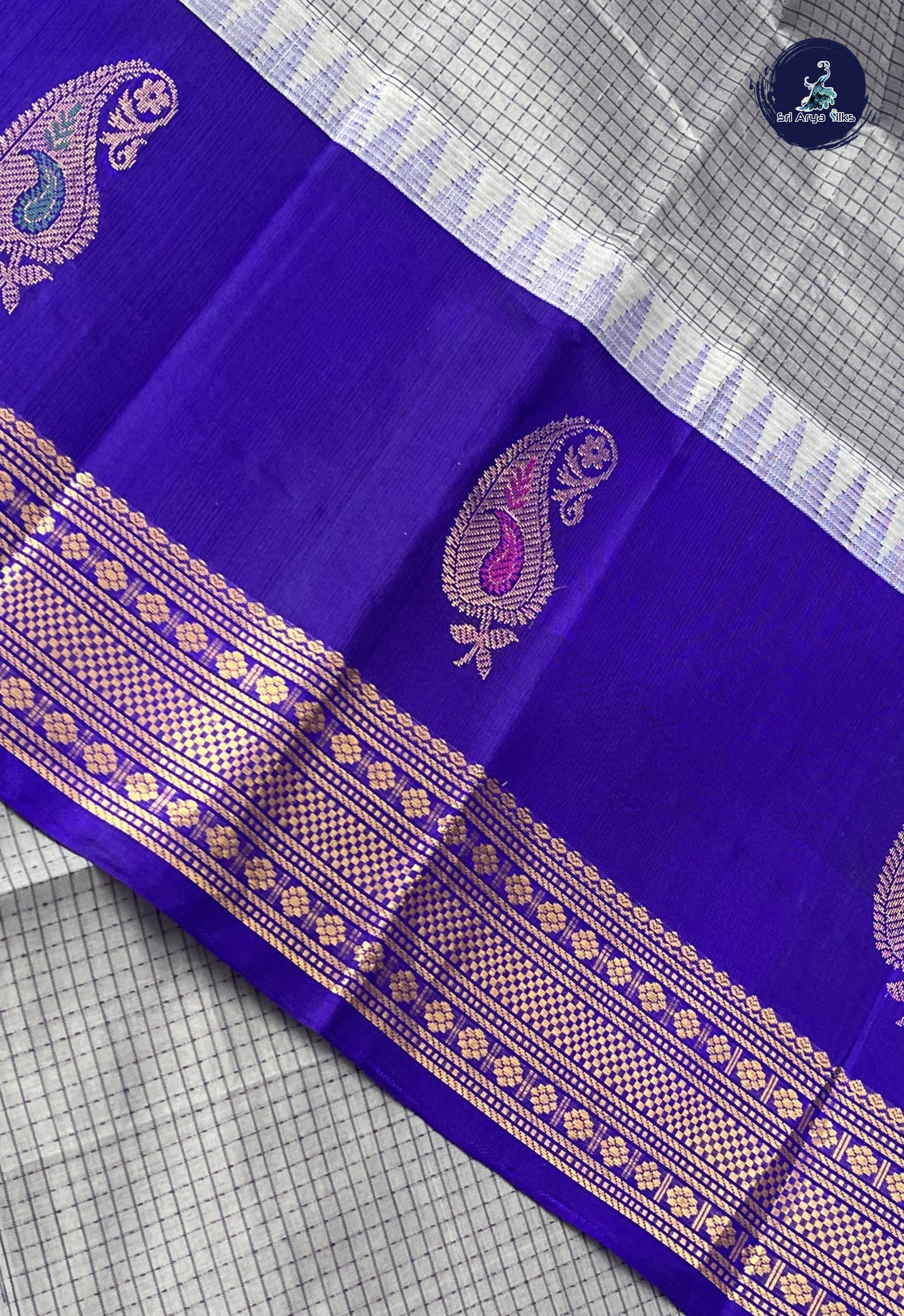 Grey Checked Saree With Checked Pattern