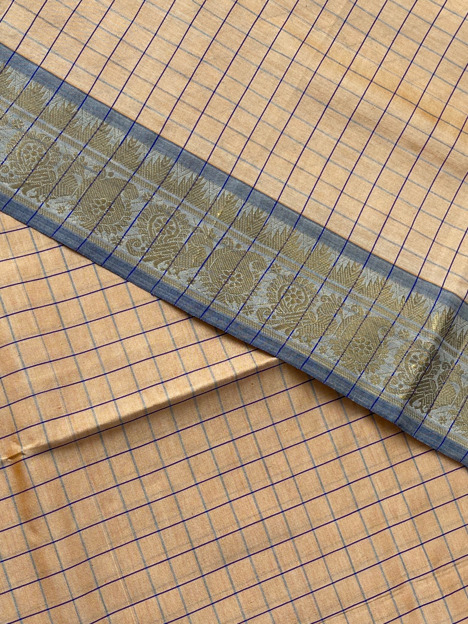 Cream Checked Saree With Checked Pattern