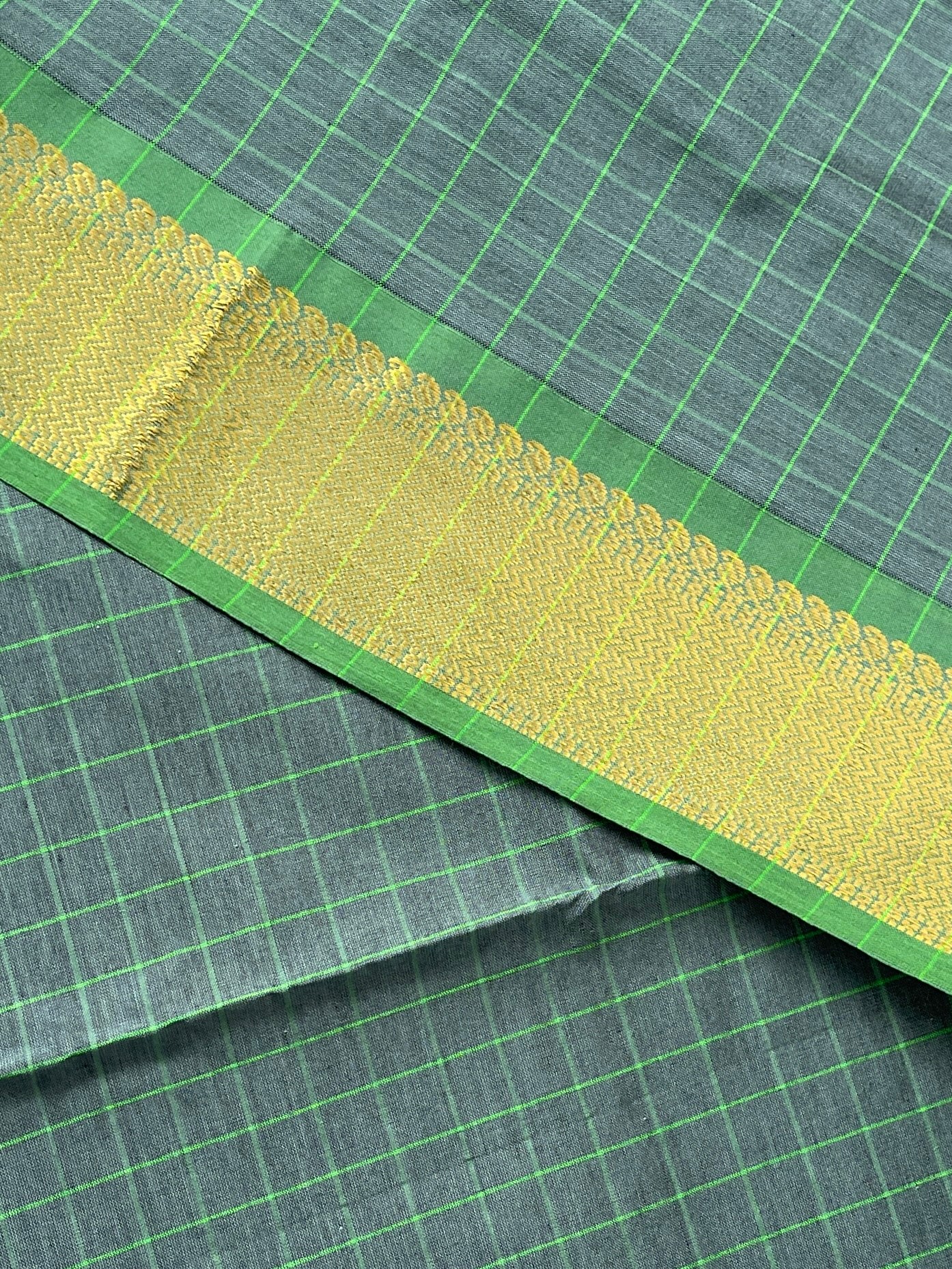 Grey Checked Saree With Checked Pattern