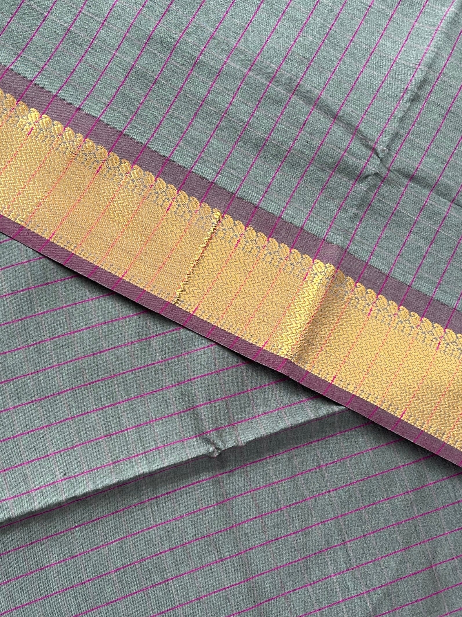 Grey Checked Saree With Checked Pattern