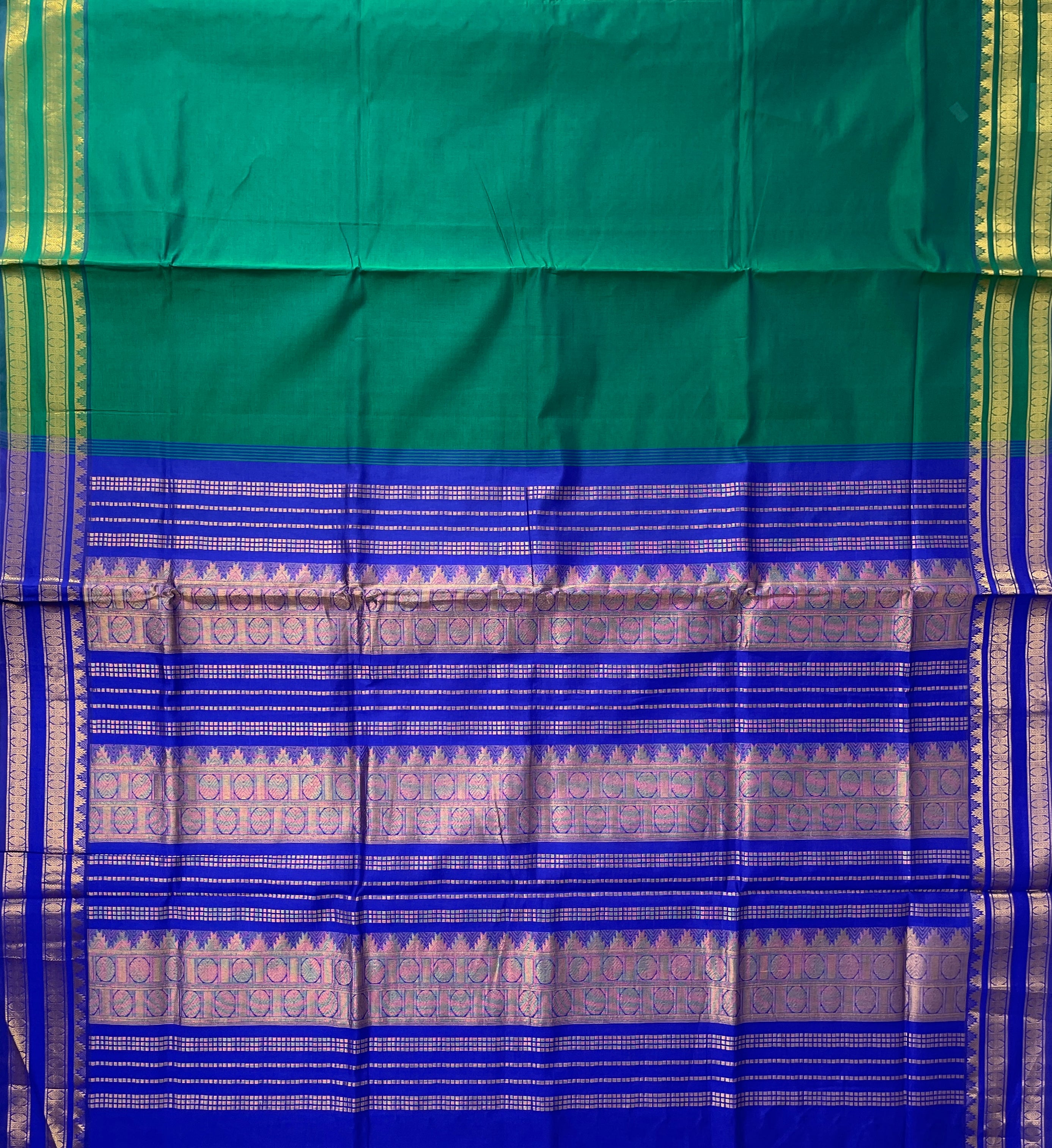 Green Half Pure Silk Cotton Saree With Plain Pattern