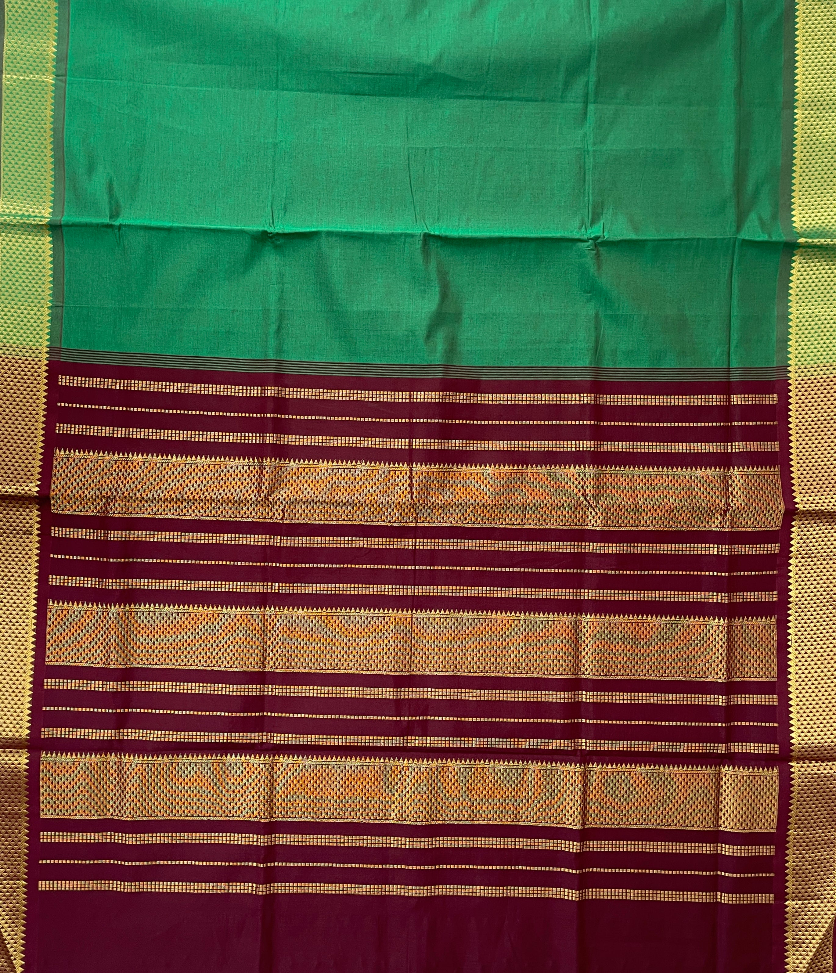 Green Half Pure Silk Cotton Saree With Plain Pattern