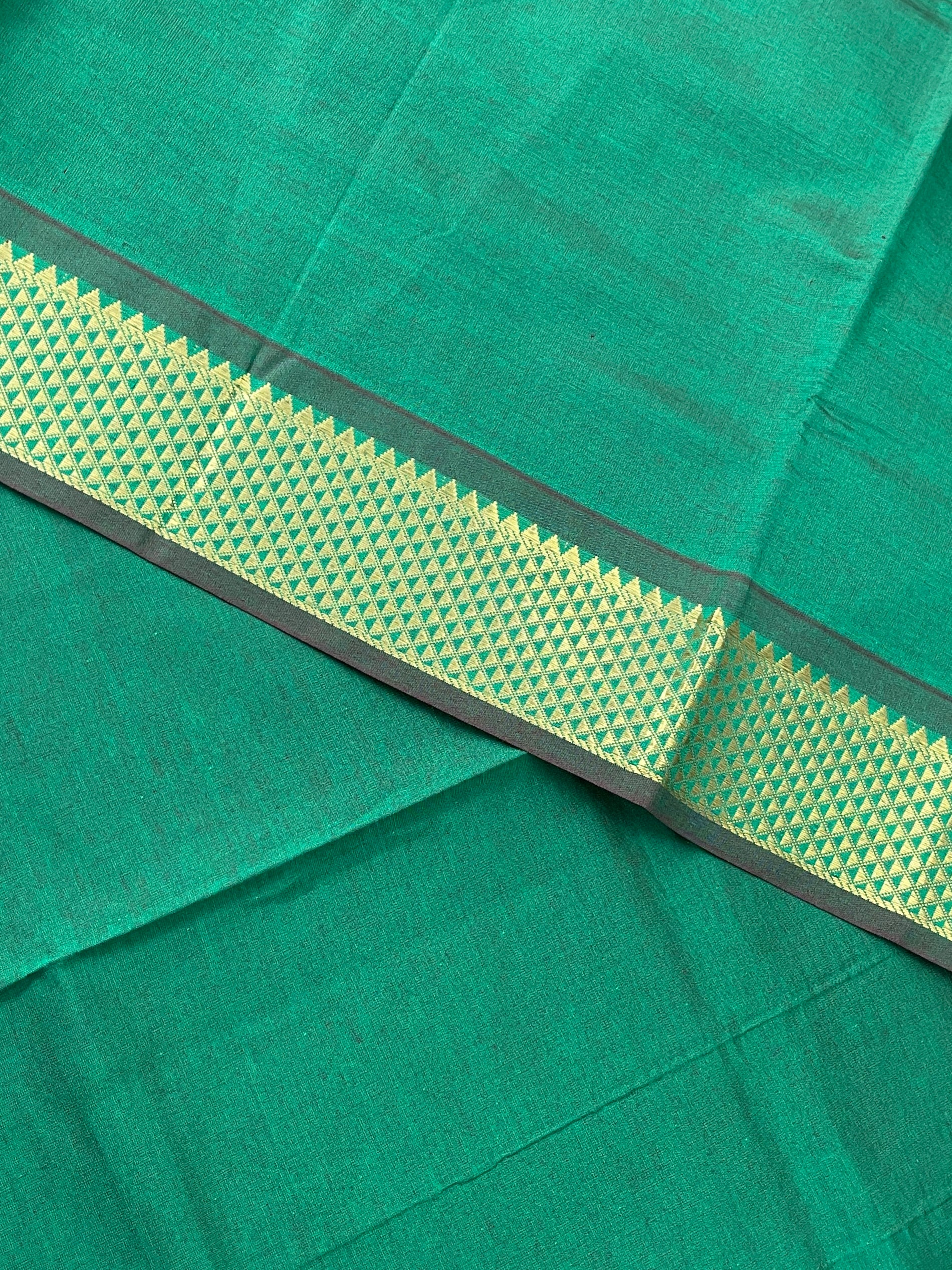 Green Half Pure Silk Cotton Saree With Plain Pattern