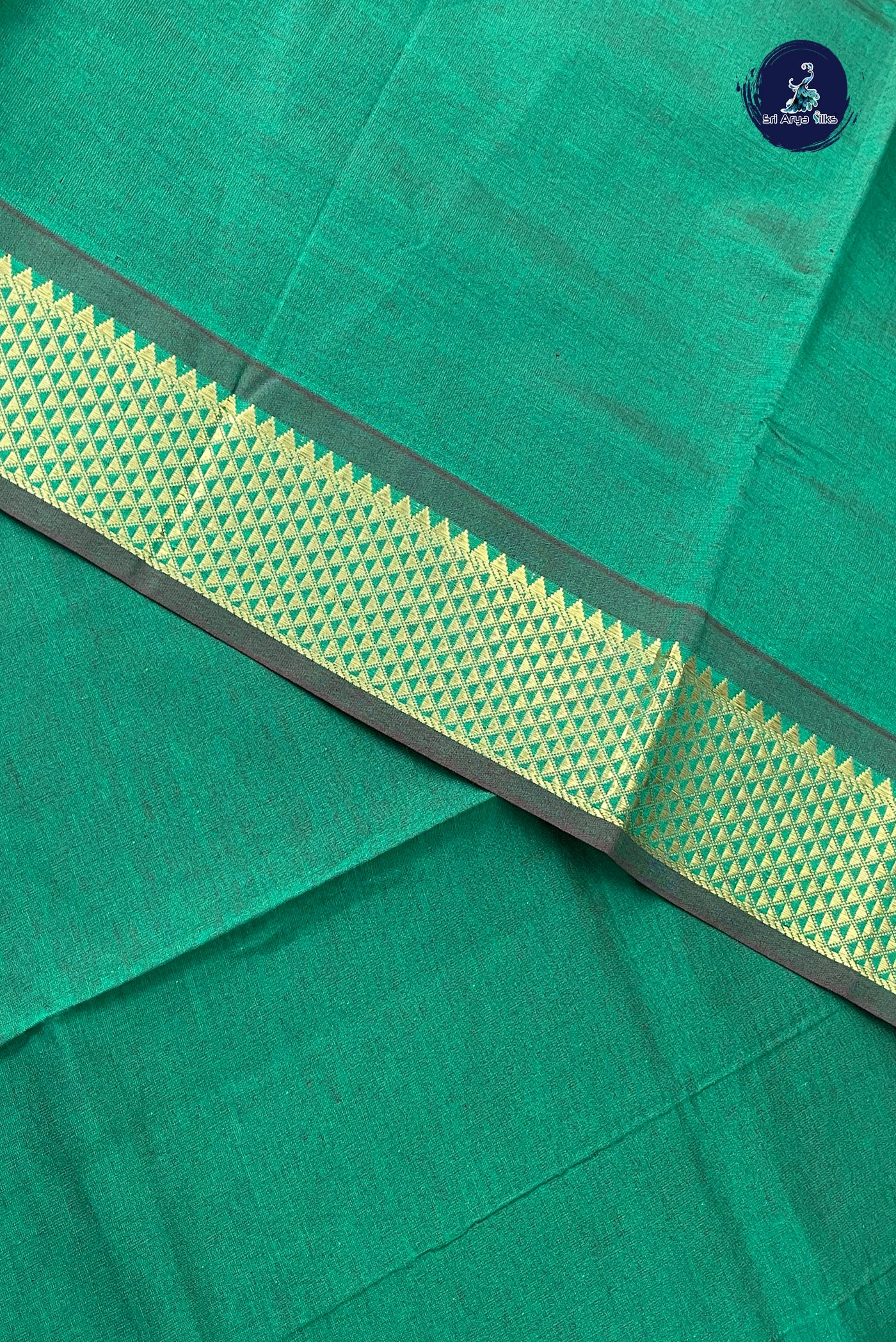 Green Half Pure Silk Cotton Saree With Plain Pattern
