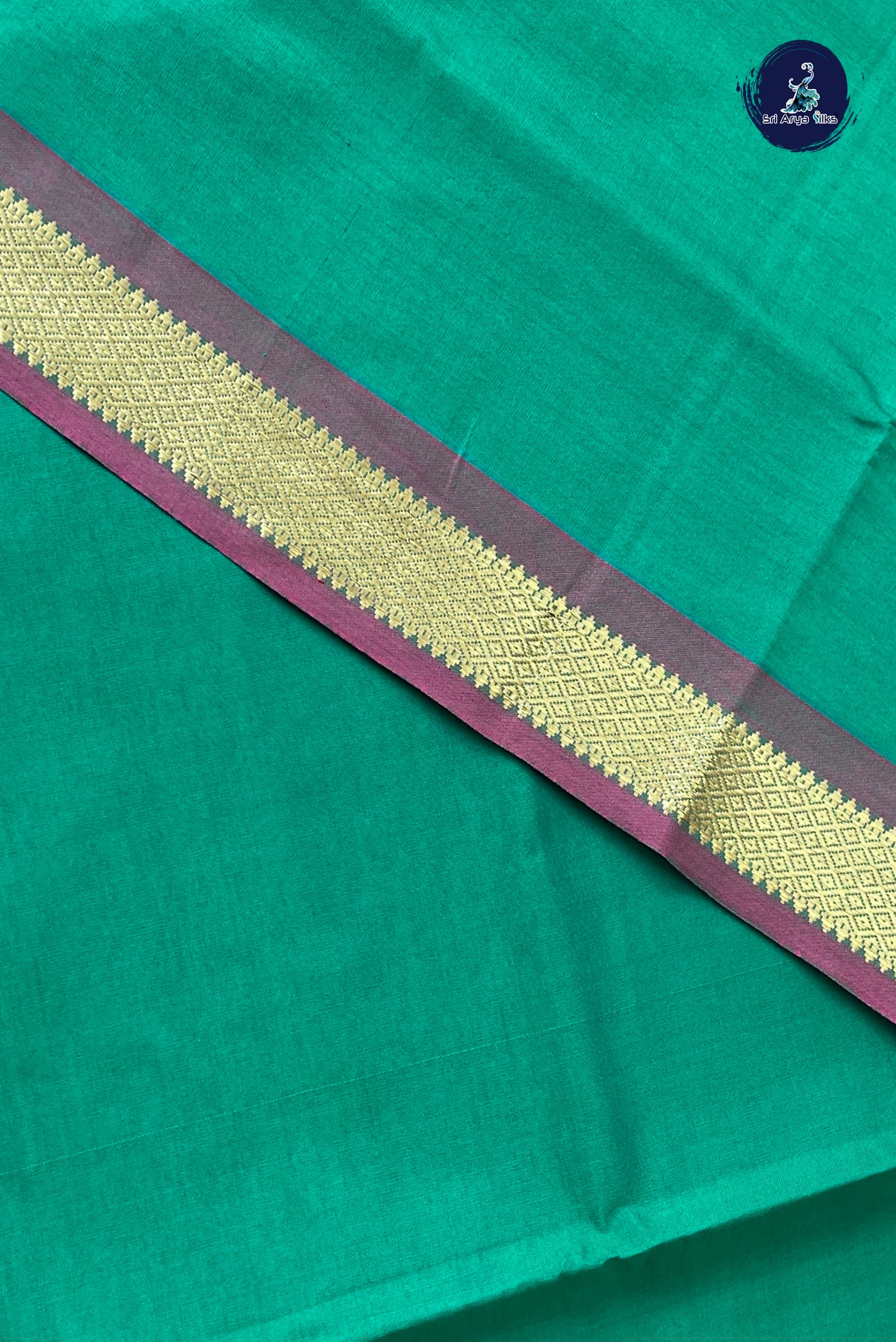 Green Half Pure Silk Cotton Saree With Plain Pattern