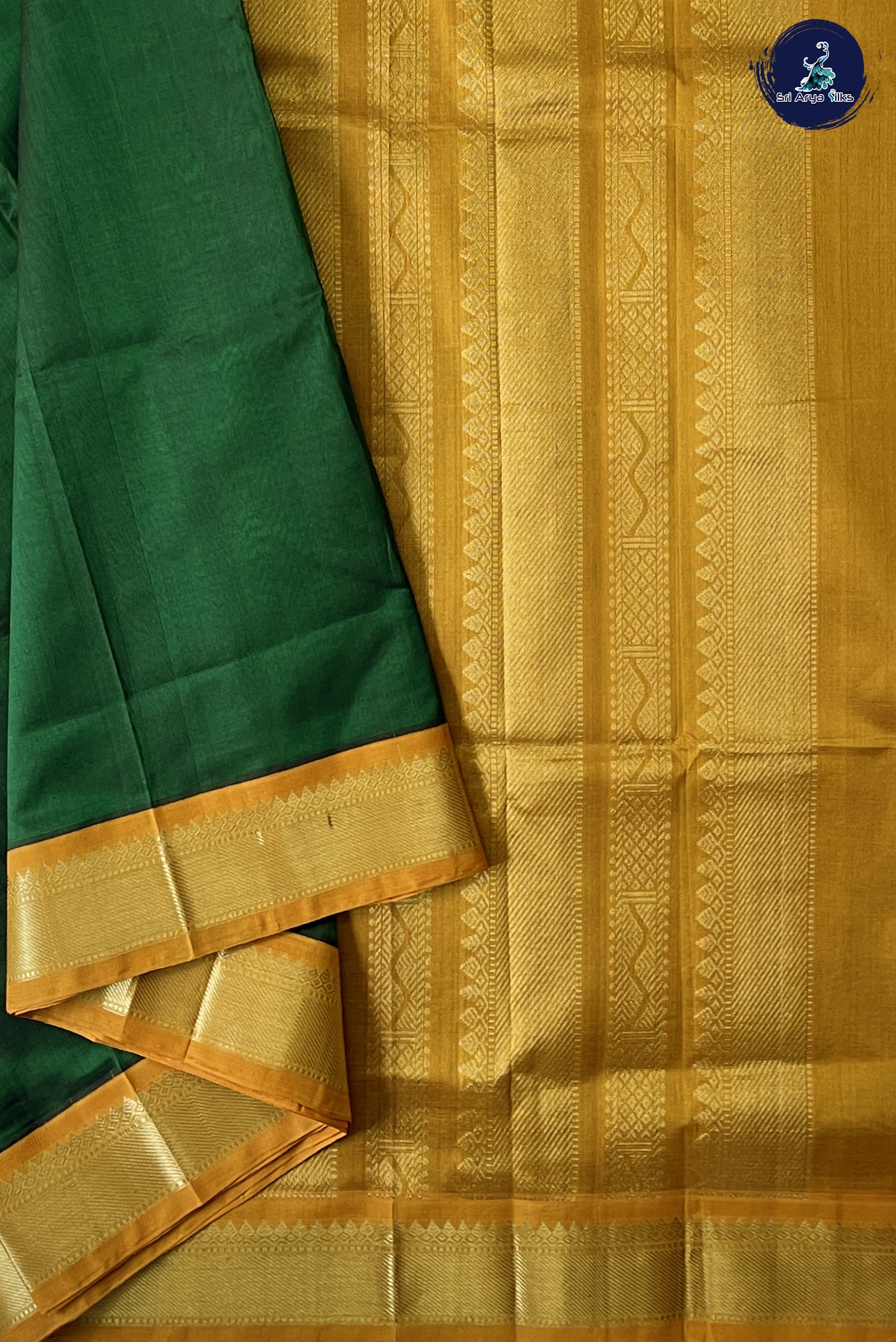 Bottle Green 10 Yards Silk Cotton Saree With Plain Pattern