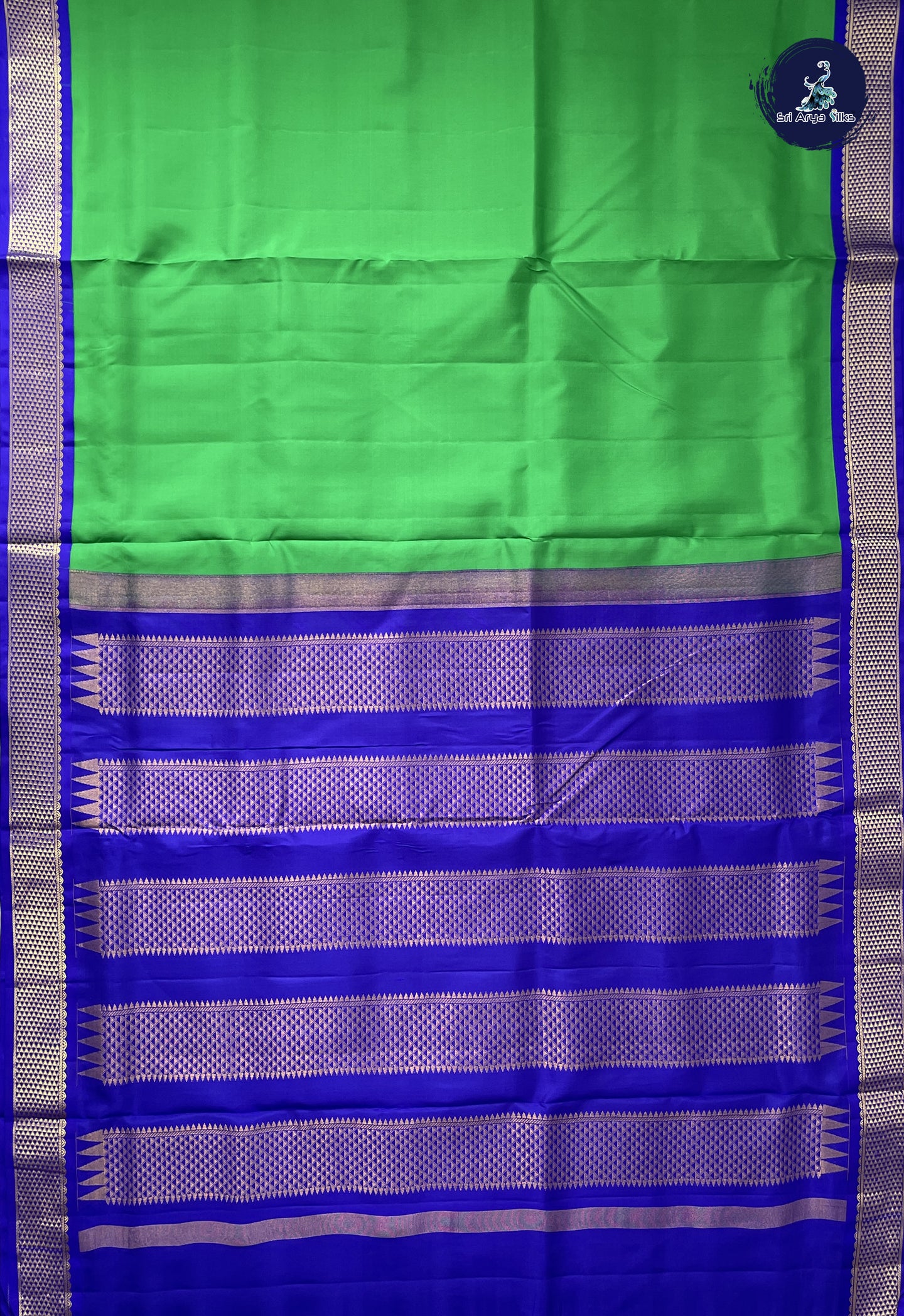Parrot Green Madisar 10 Yards Silk Saree With Plain Pattern