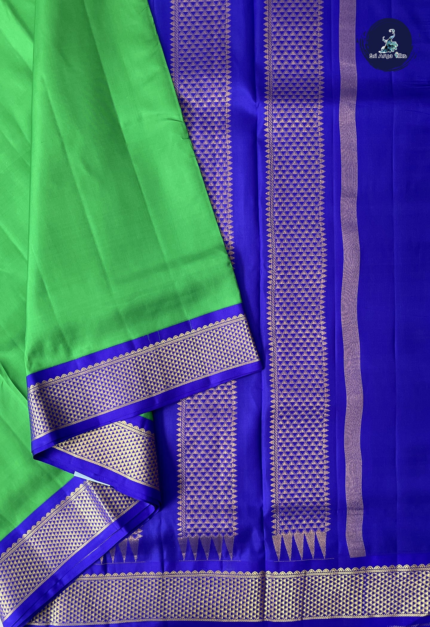 Parrot Green Madisar 10 Yards Silk Saree With Plain Pattern