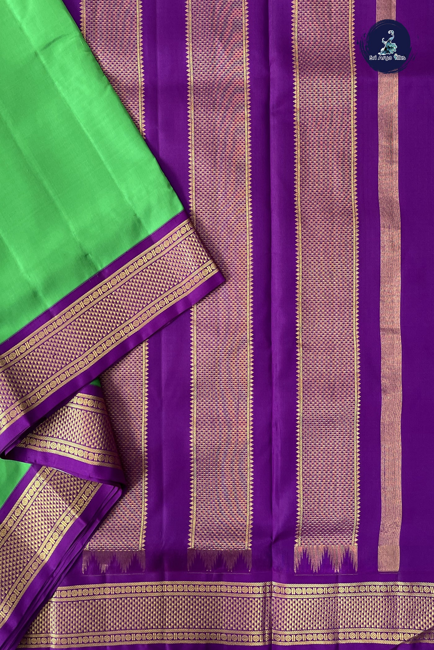 Green Madisar 10 Yards Silk Saree With Plain Pattern
