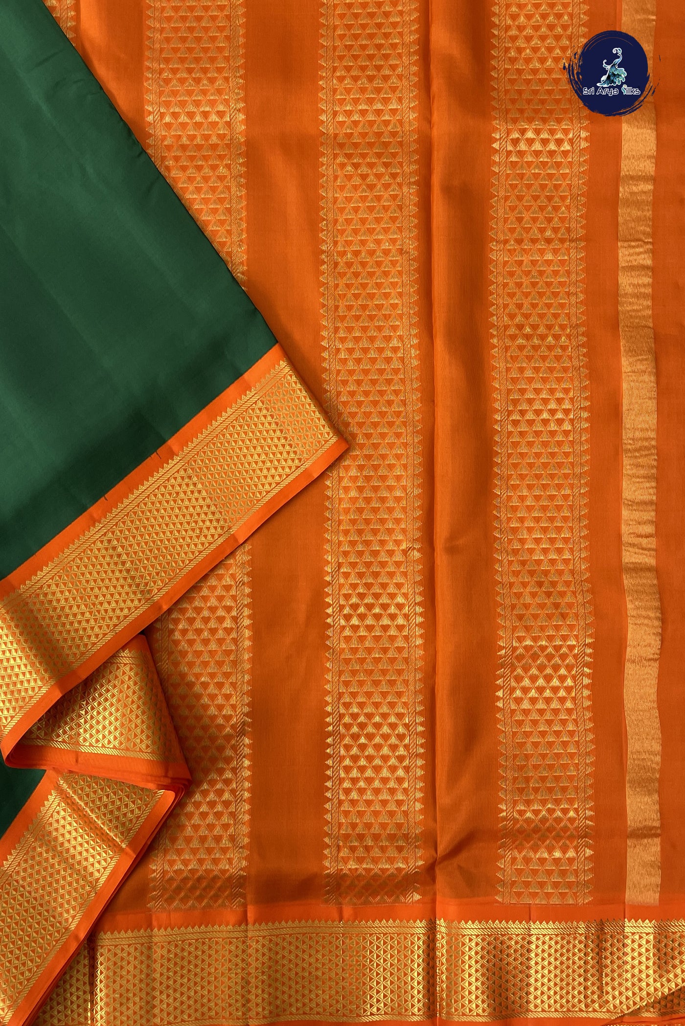 Dark Green Madisar 10 Yards Silk Saree With Plain Pattern
