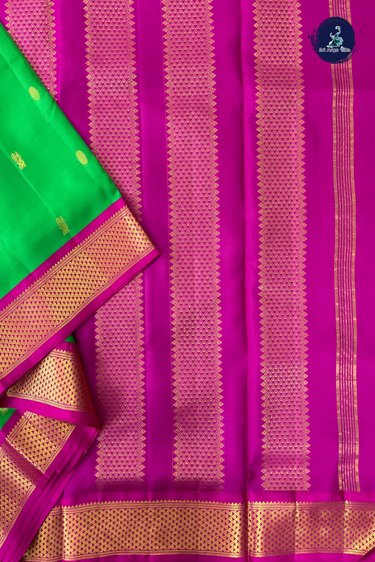 Green Madisar 10 Yards Silk Saree With Mayil Chakram Butta Pattern