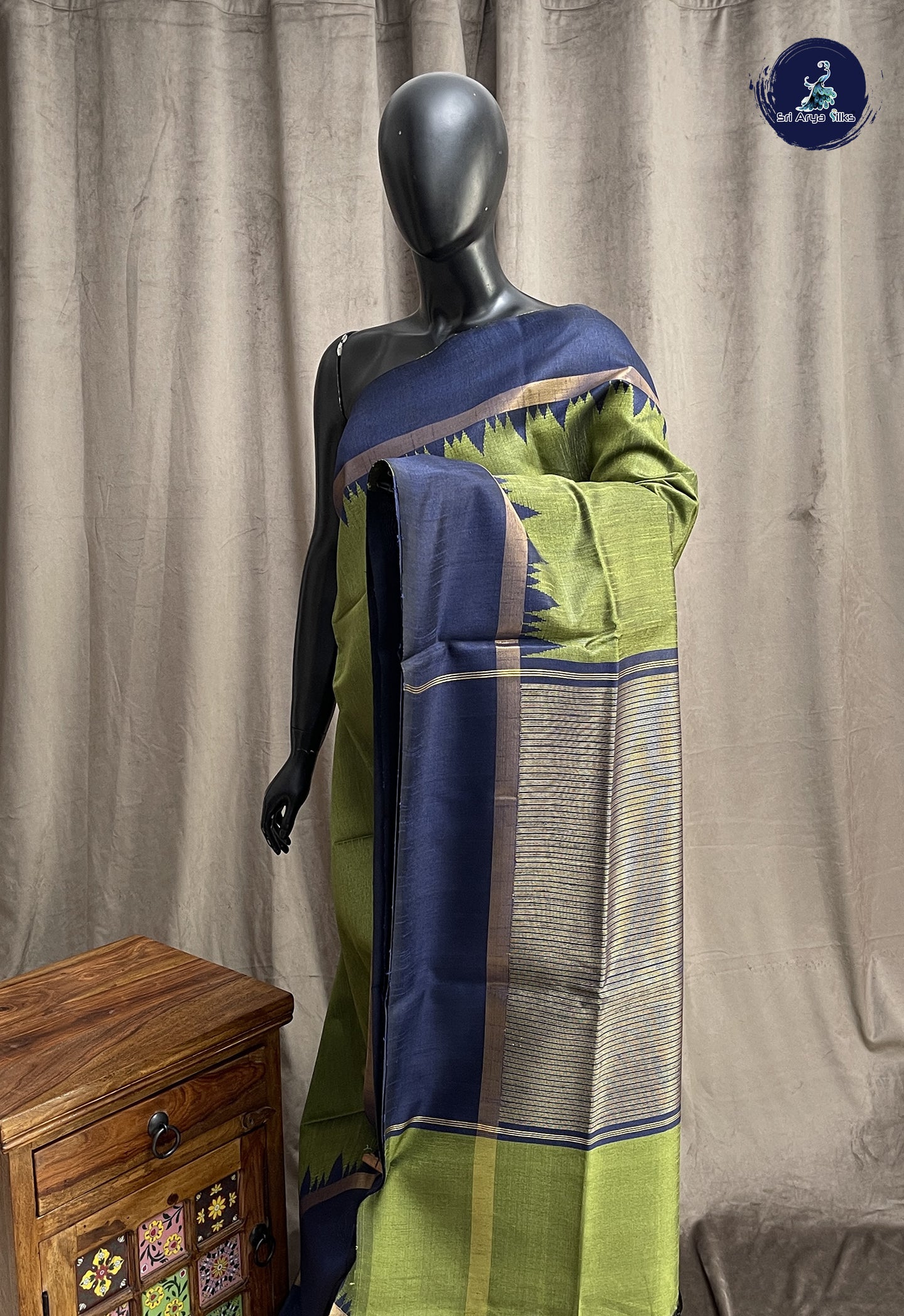 Mehendi Green Raw Silk Saree With Plain Pattern