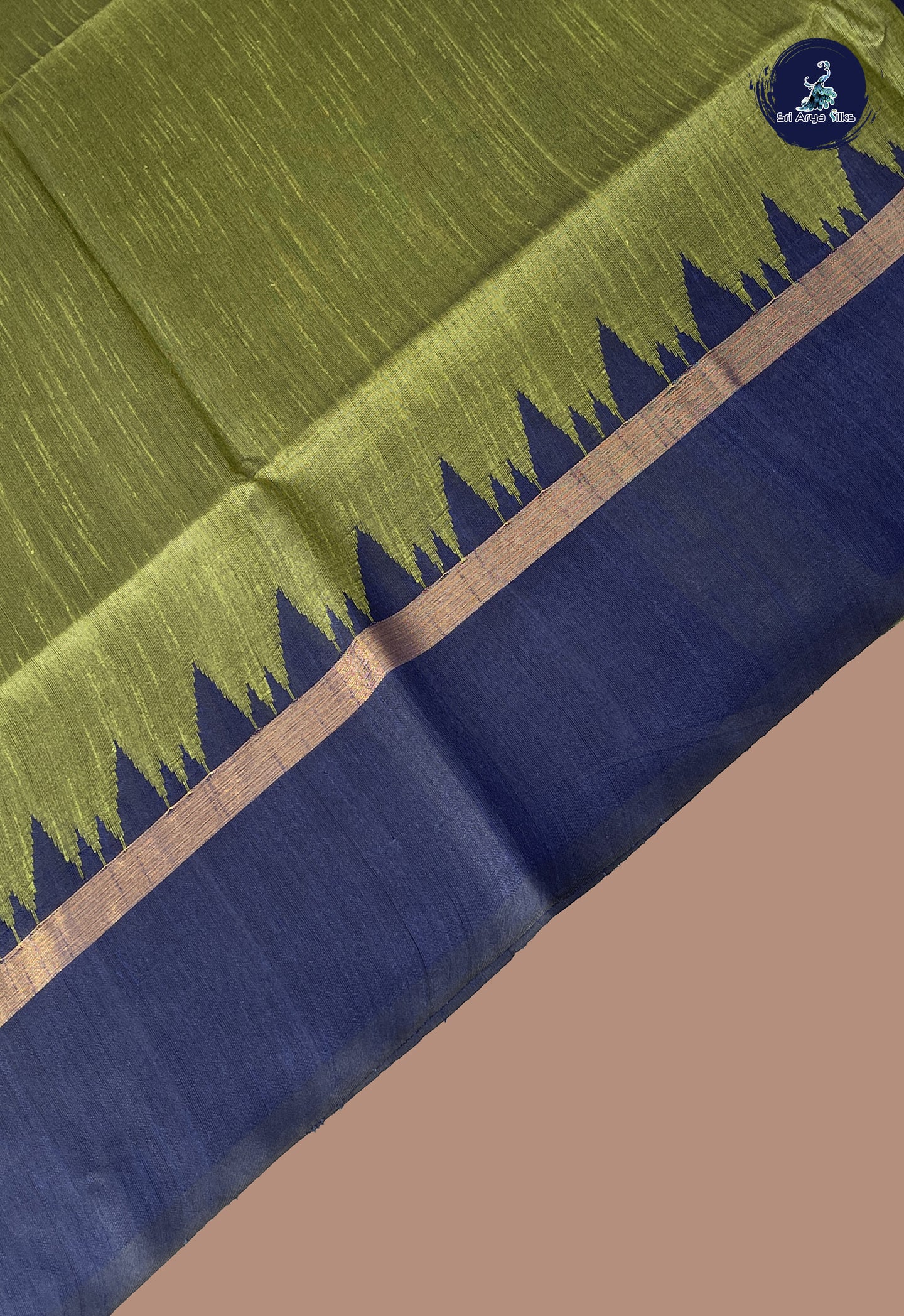Mehendi Green Raw Silk Saree With Plain Pattern