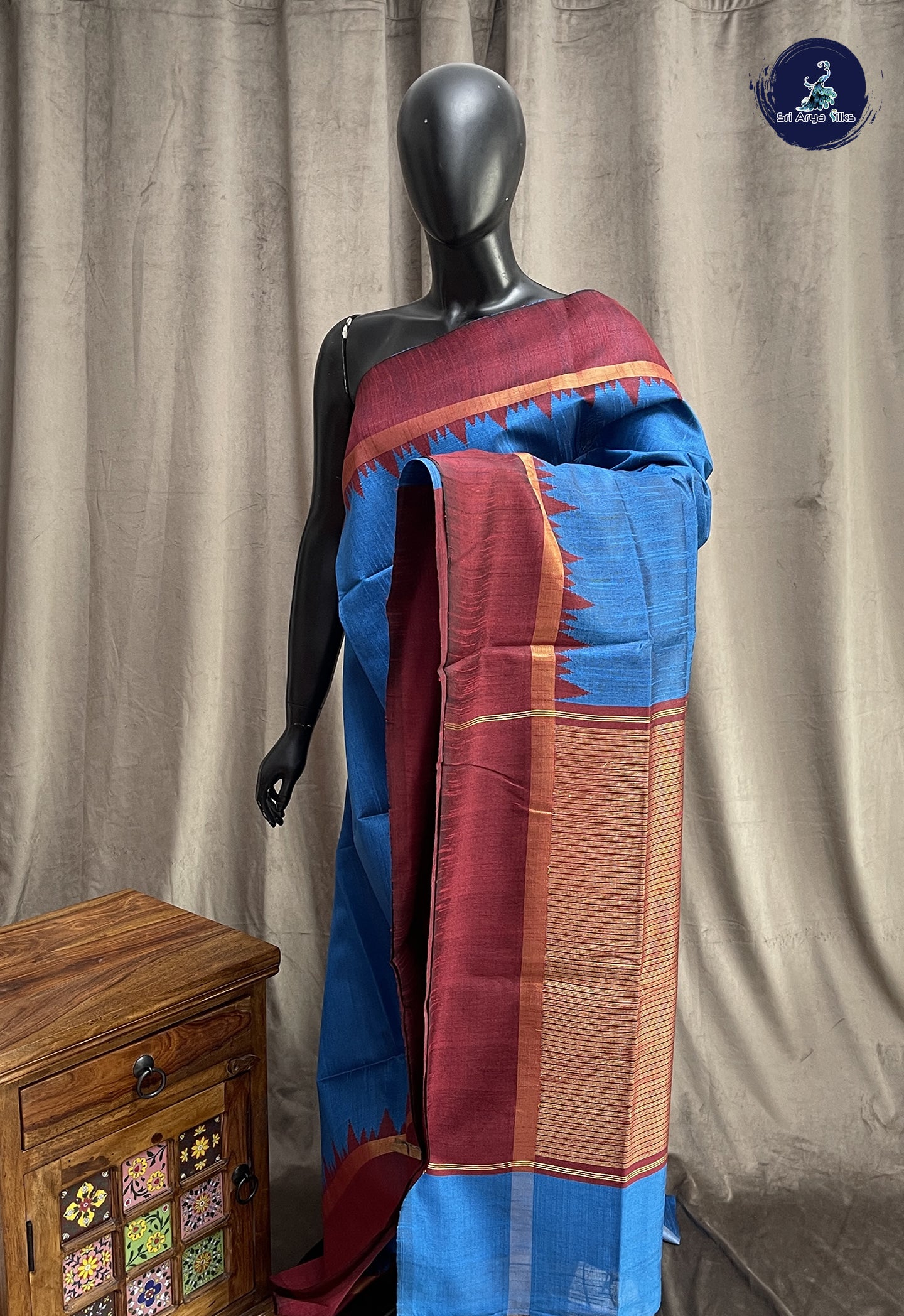 Blue Raw Silk Saree With Plain Pattern