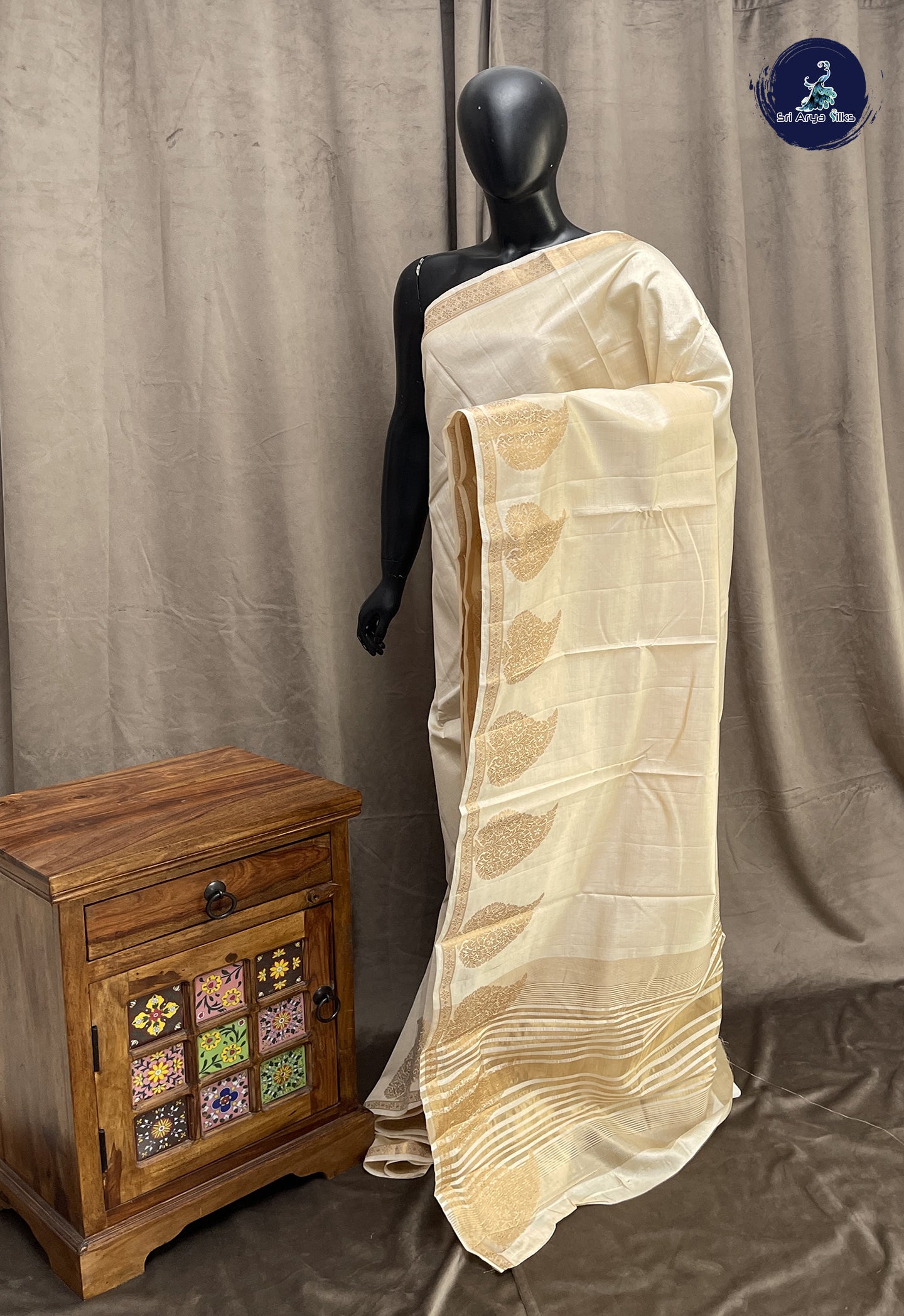 Off White Semi Tussar Saree With Plain Pattern