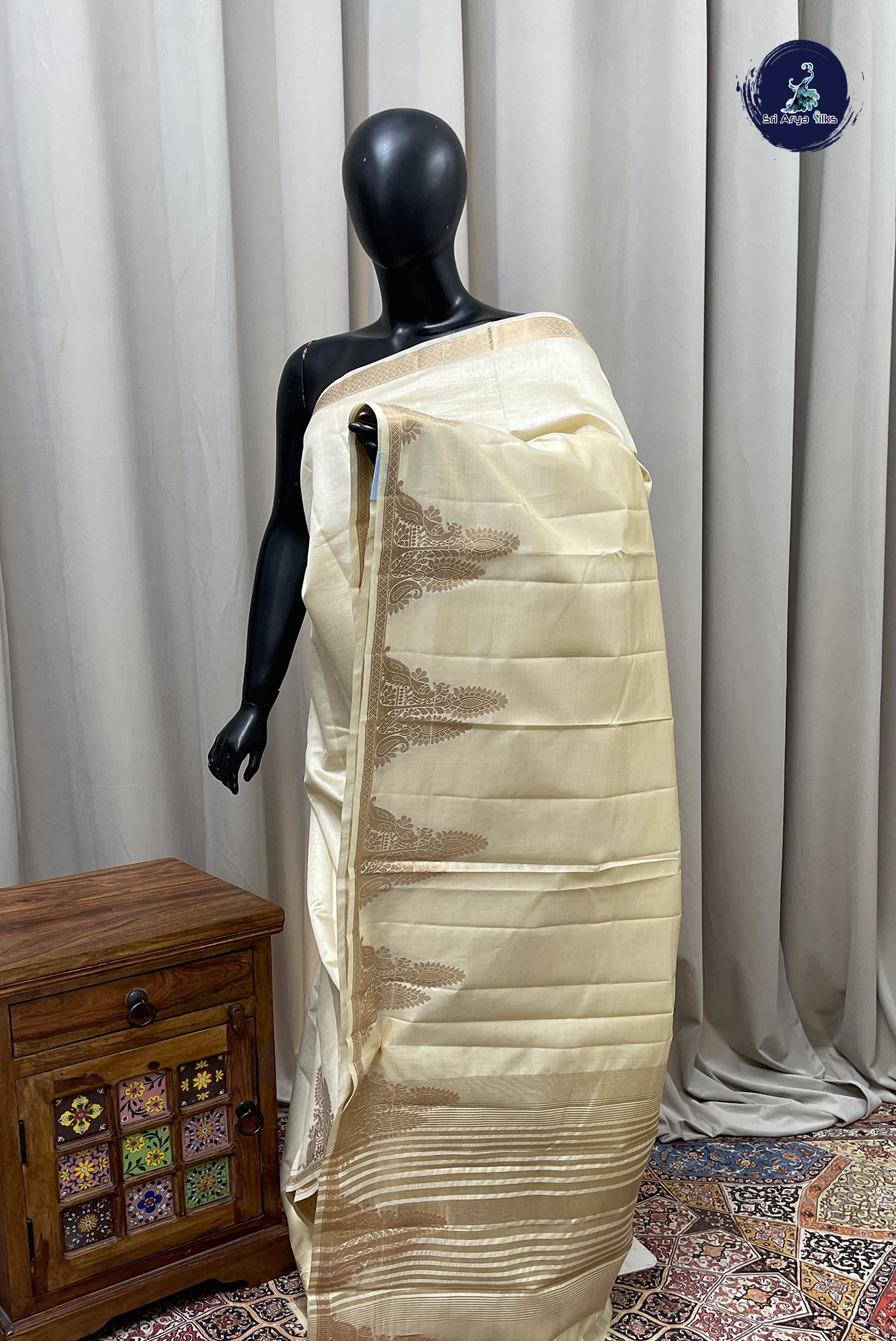 Off White Semi Tussar Saree With Plain Pattern