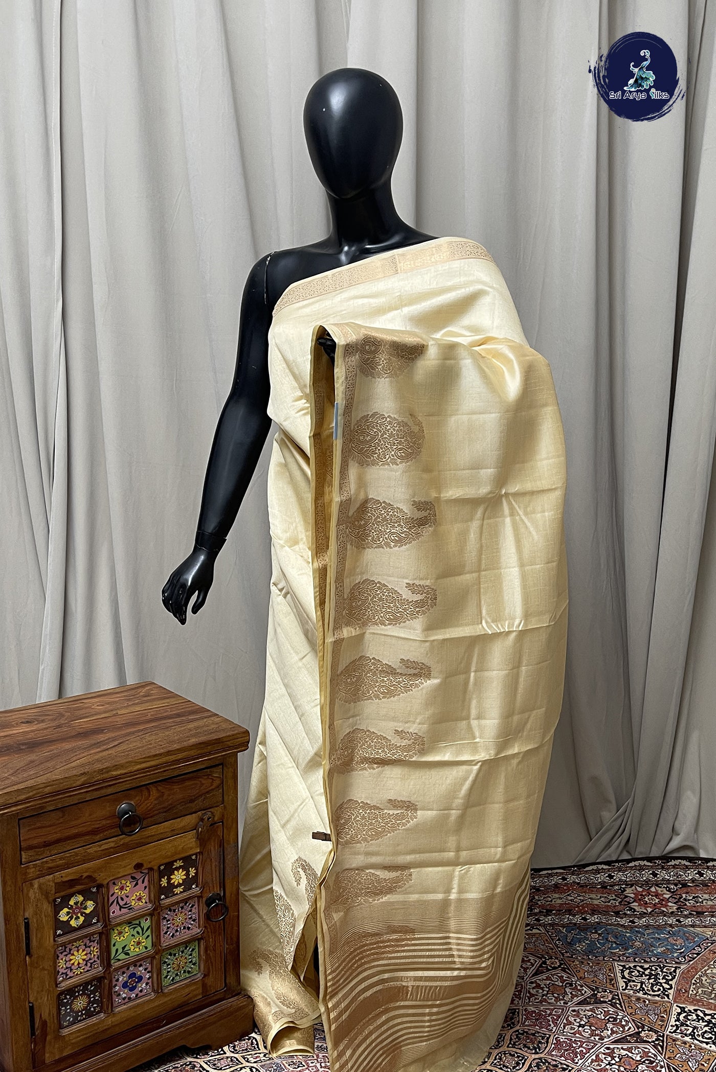 Cream Semi Tussar Saree With Plain Pattern