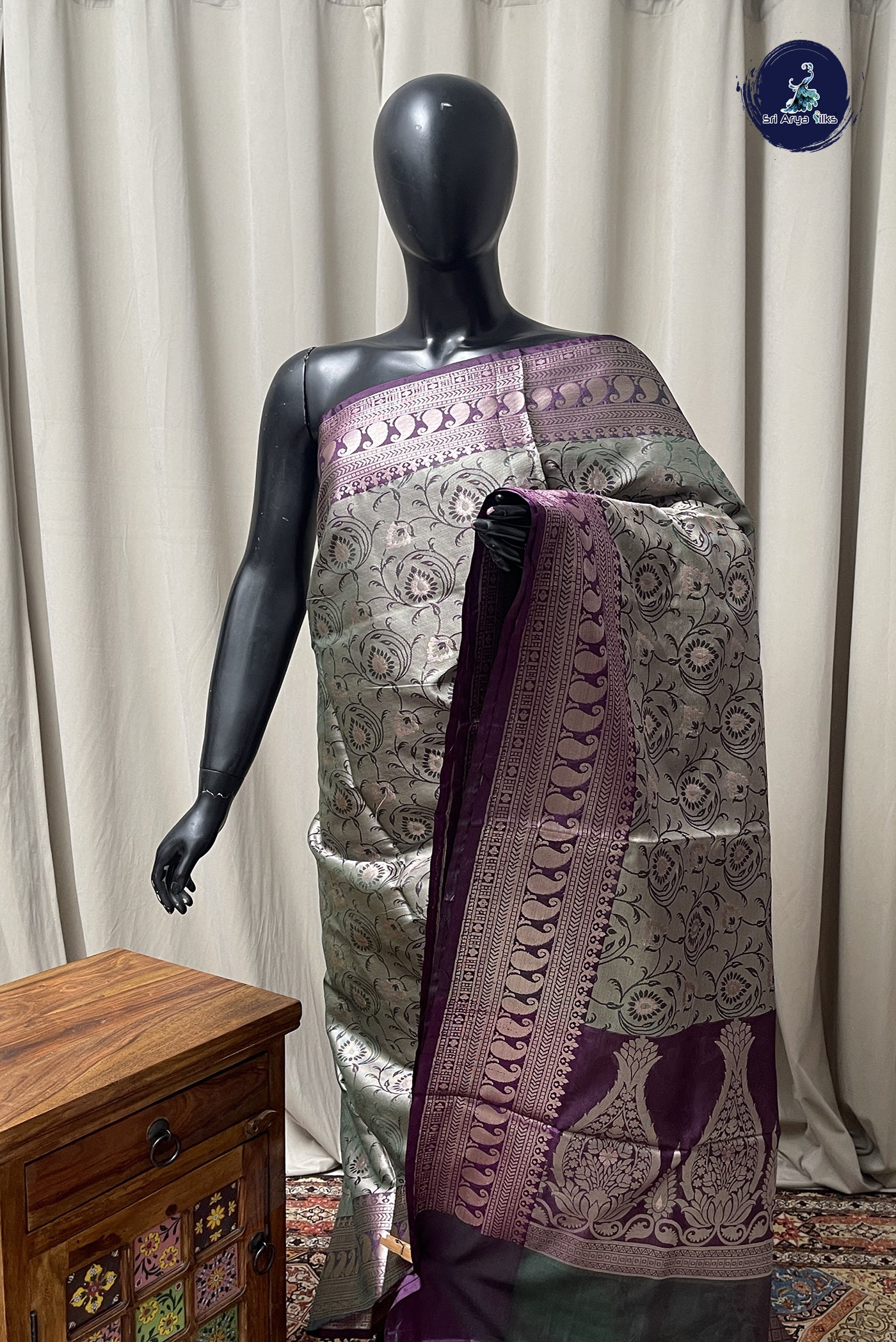Green Semi Banarasi Saree With Zari Woven Pattern