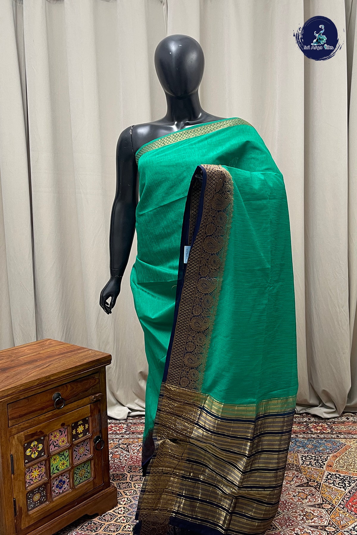 Green Raw Silk Saree With Plain Pattern