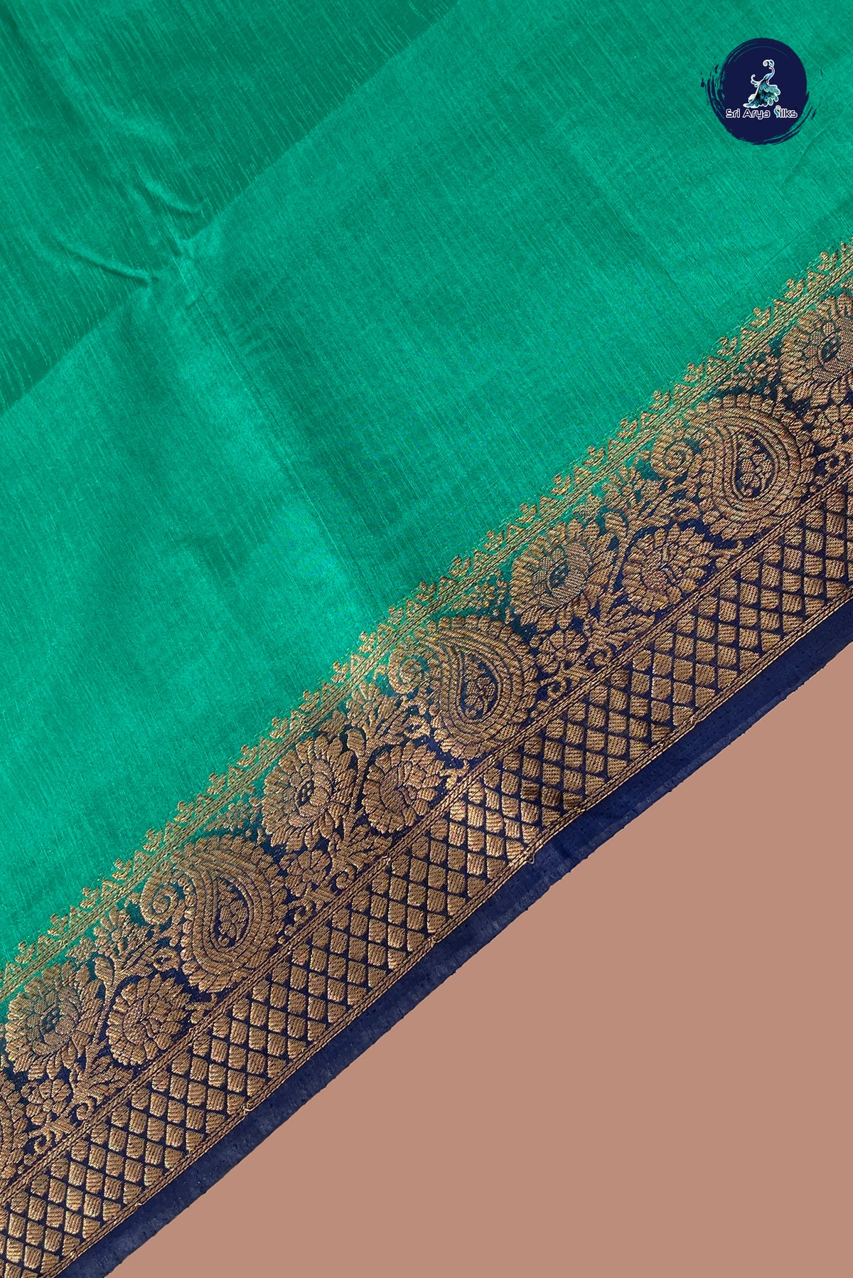 Green Raw Silk Saree With Plain Pattern