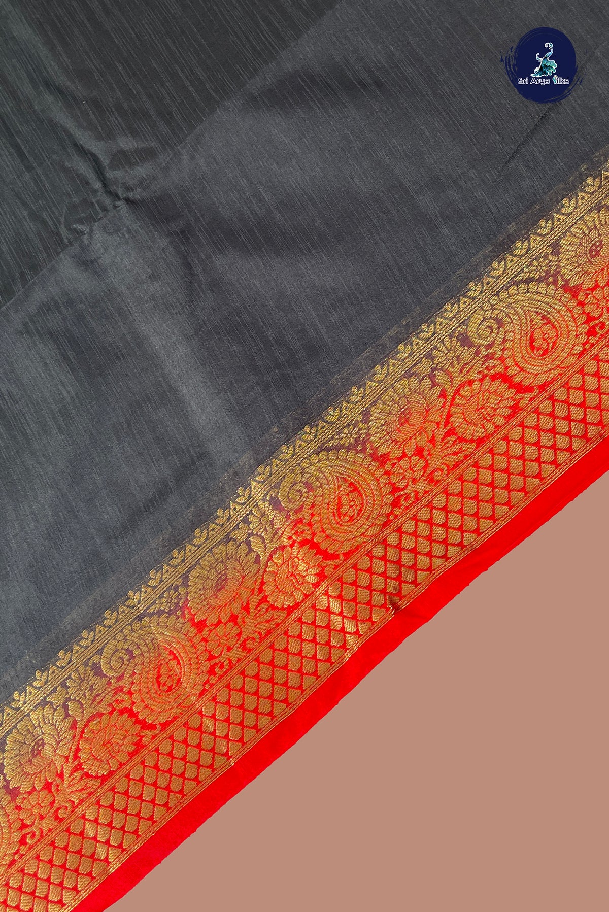 Black Raw Silk Saree With Plain Pattern