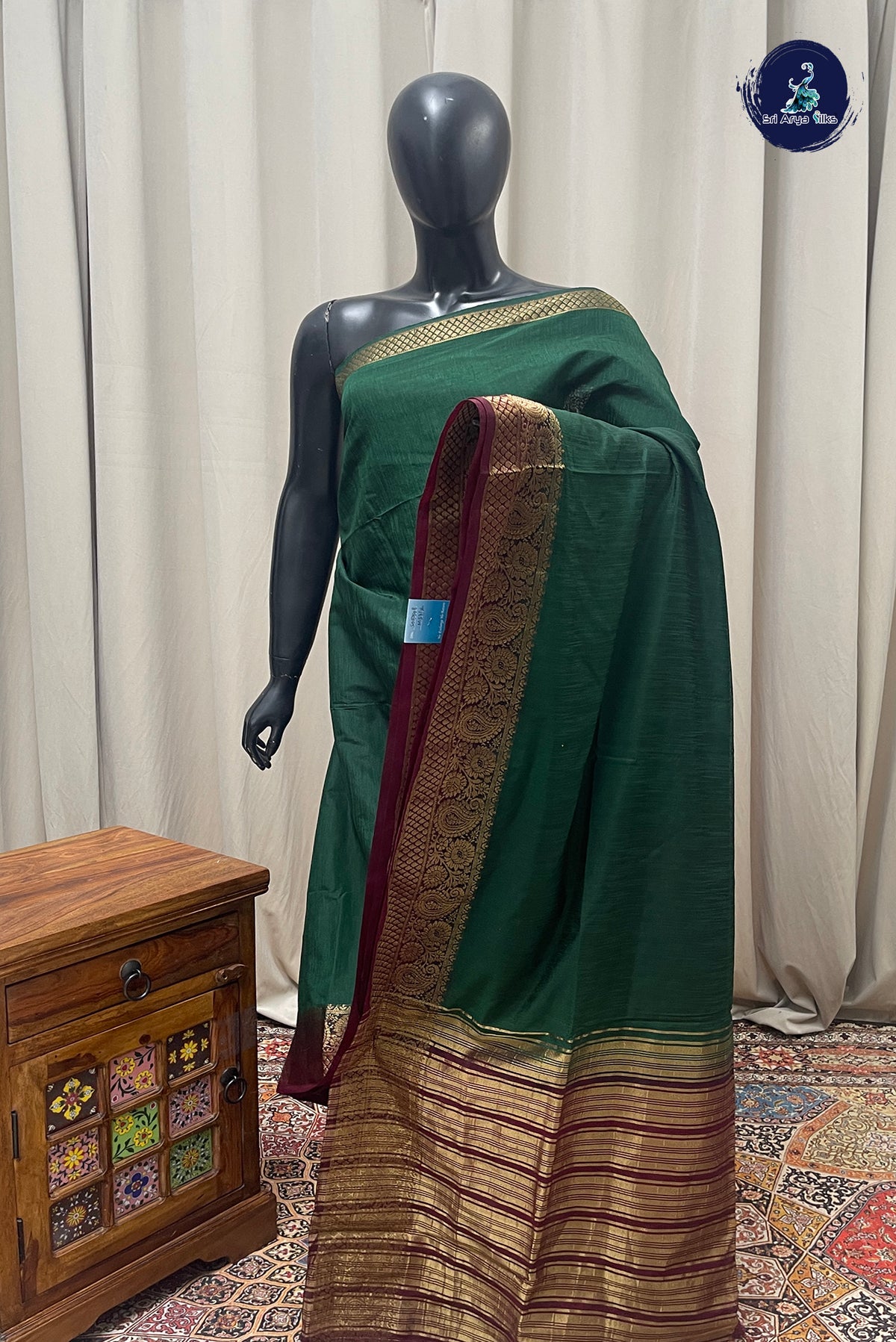Bottle Green Raw Silk Saree With Plain Pattern