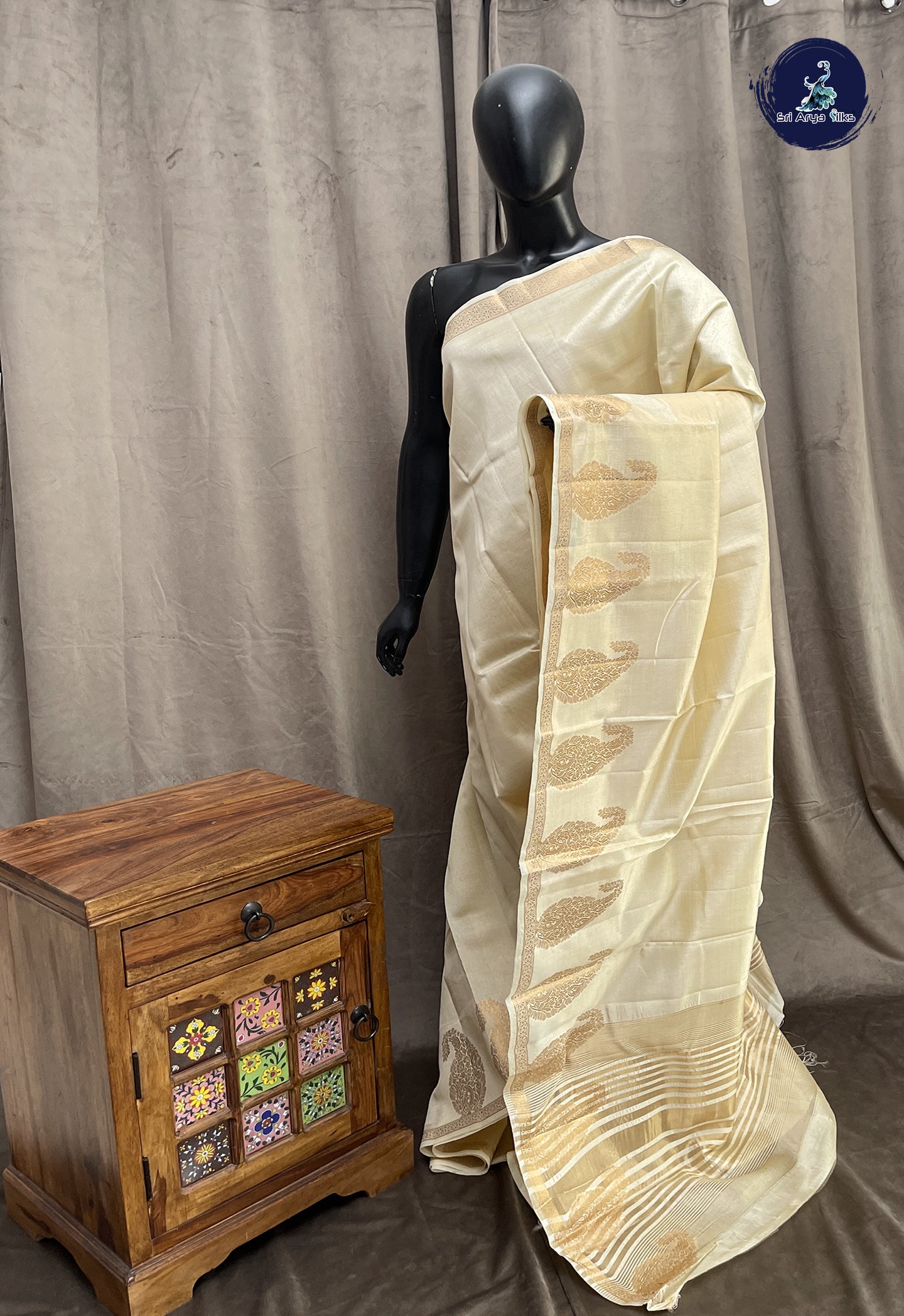 Off White Semi Tussar Saree With Plain Pattern