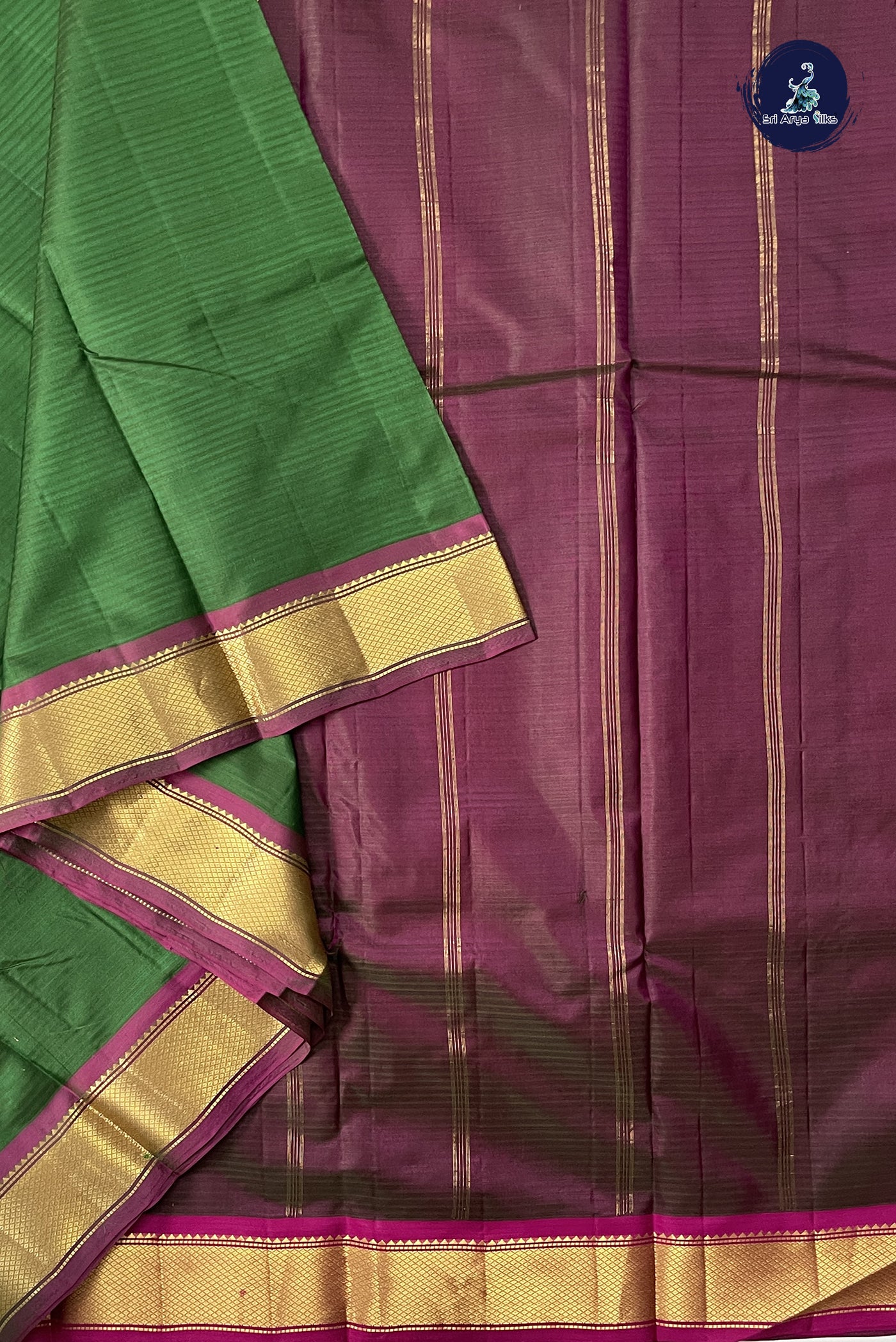 Dark Green Light Weight Silk Saree With Plain Pattern