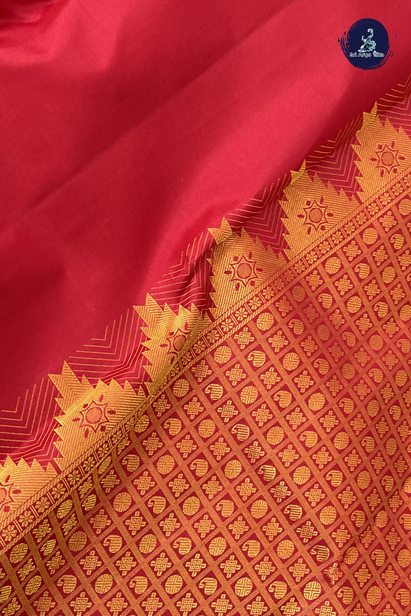 Red Traditional Silk Saree With Plain Pattern