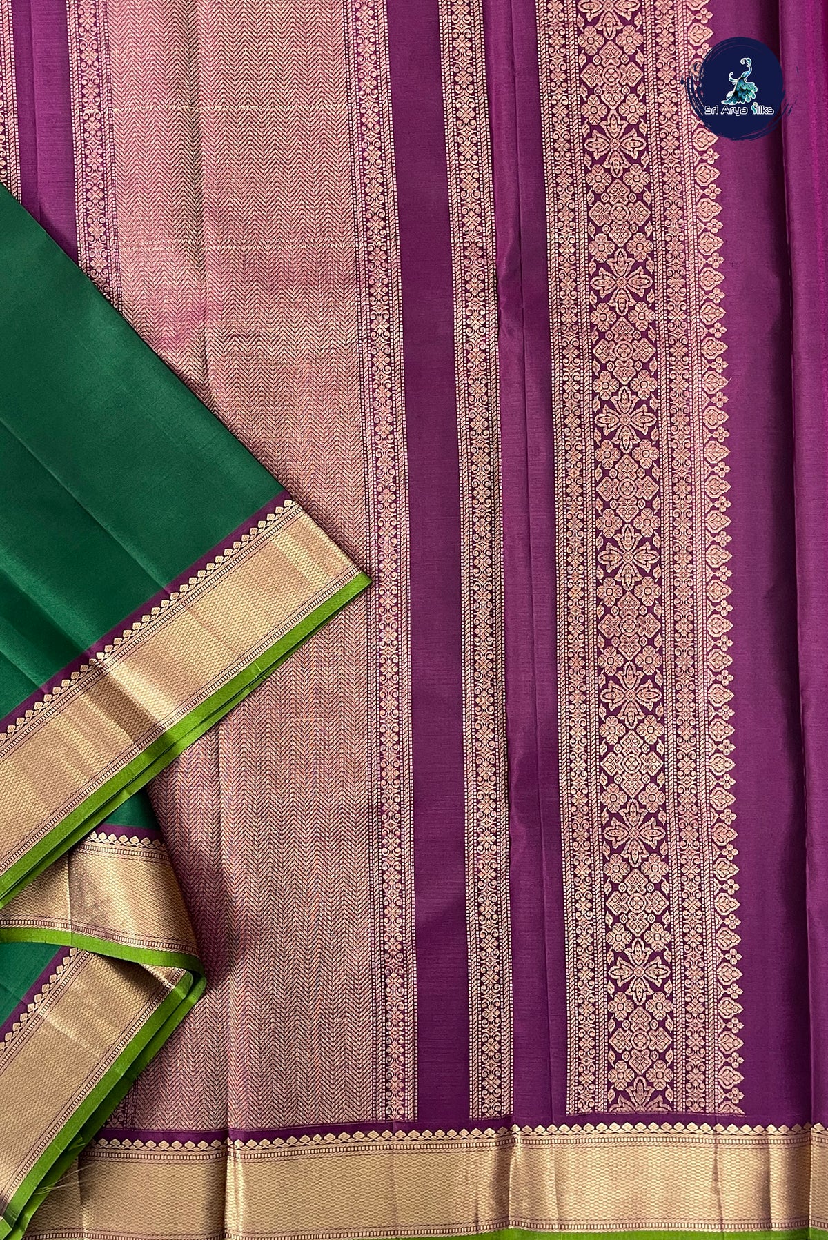 Dark Green Light Weight Silk Saree With Plain Pattern