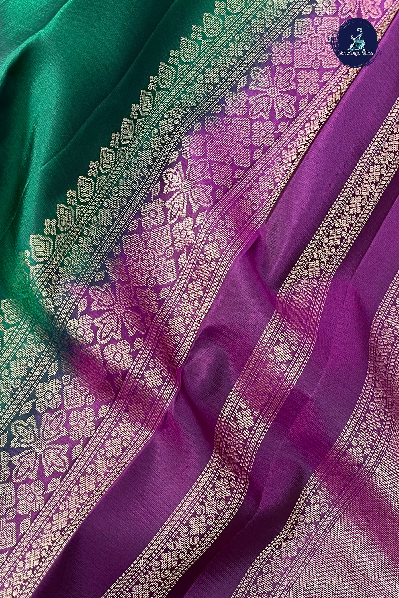 Dark Green Light Weight Silk Saree With Plain Pattern