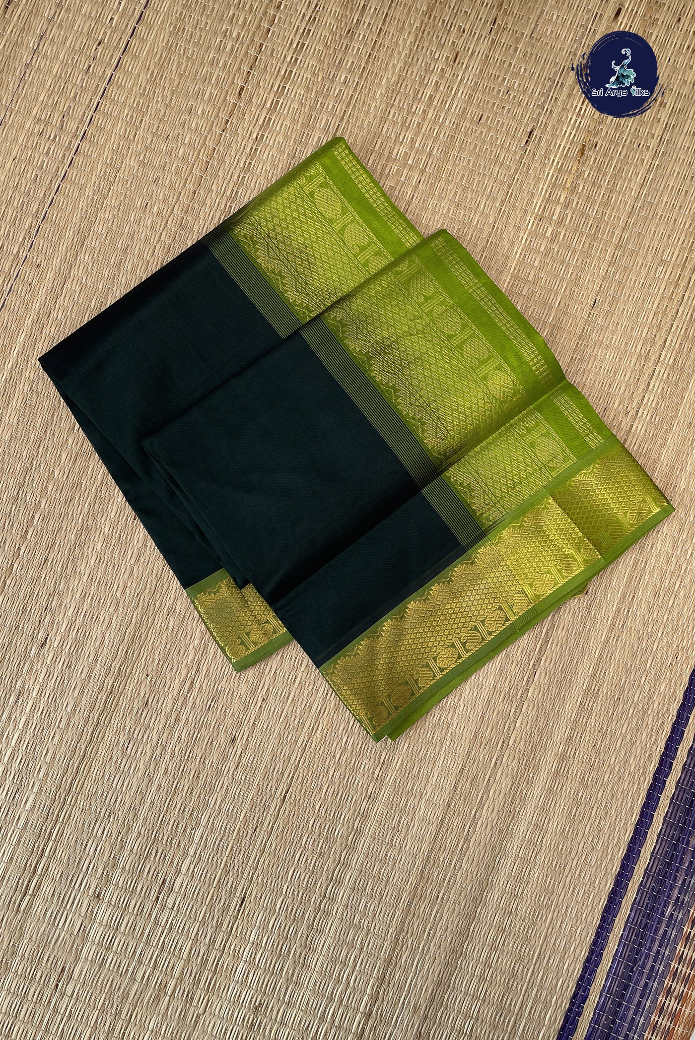 Bottle Green Silk Cotton Saree With Plain Pattern