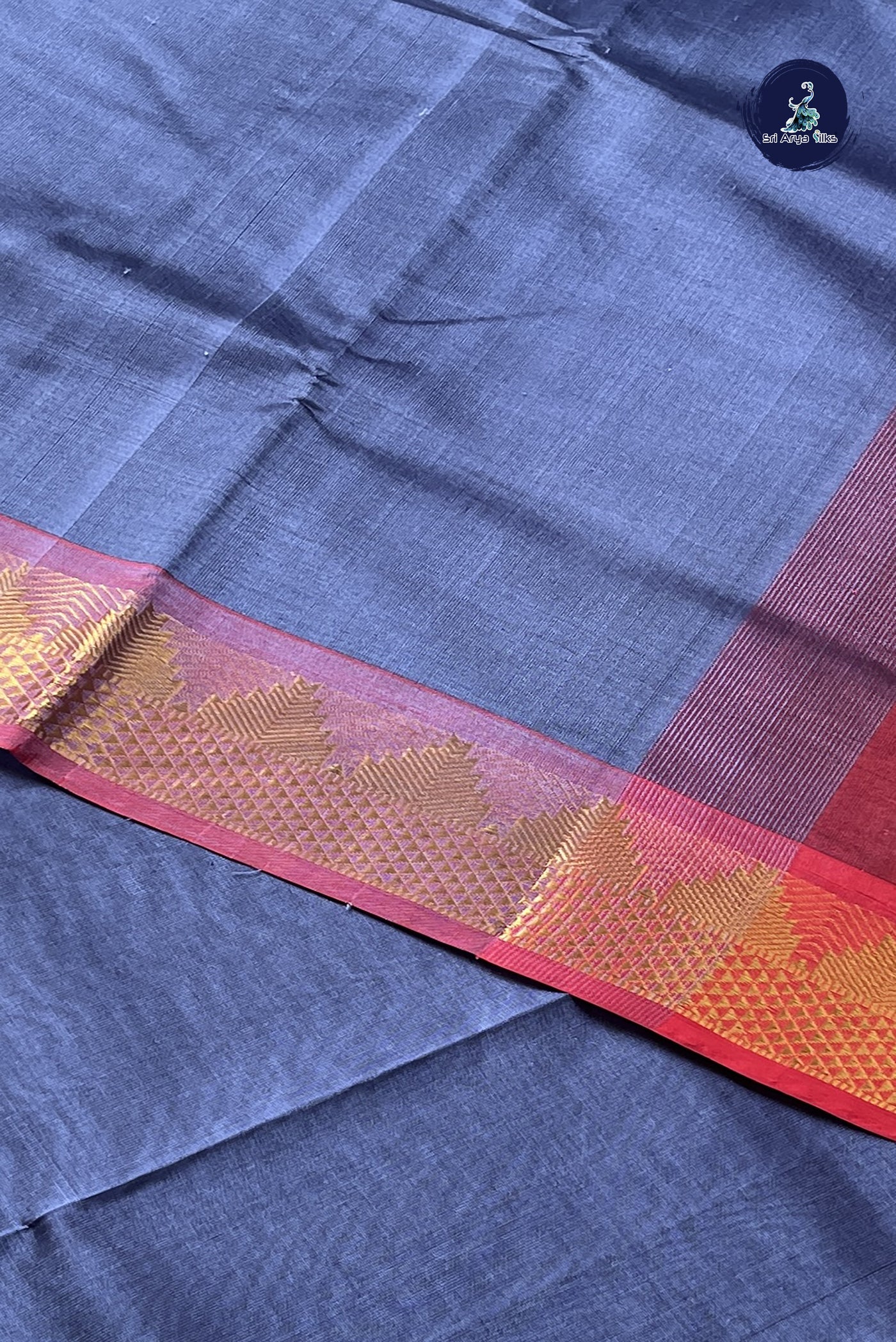 Grey Simple Silk Cotton Saree With Plain Pattern