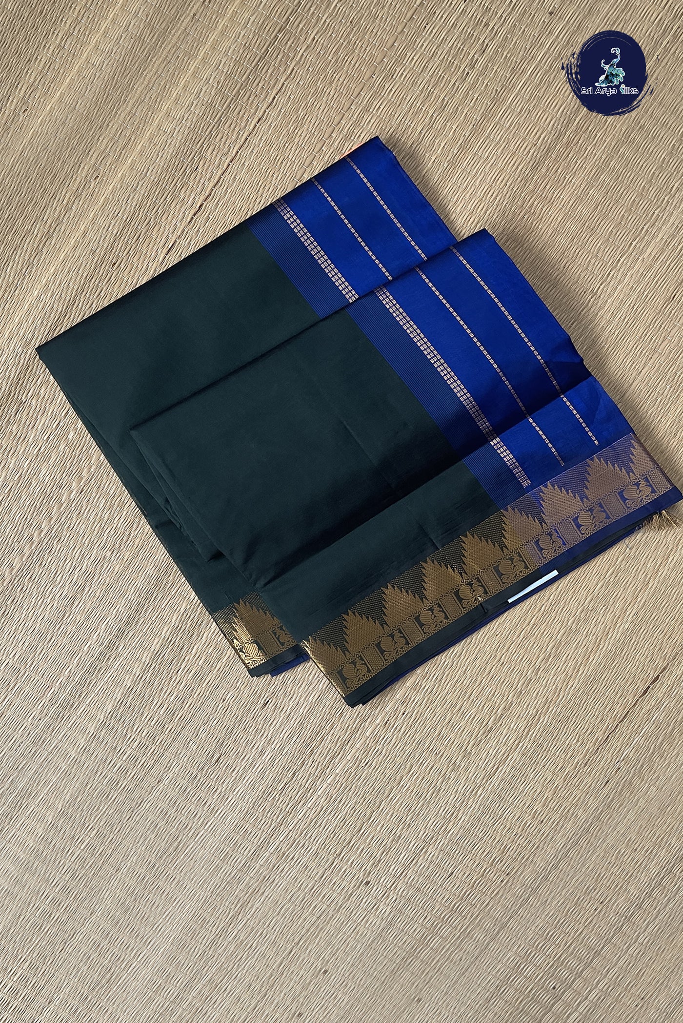 Dark Green Simple Silk Cotton Saree With Plain Pattern