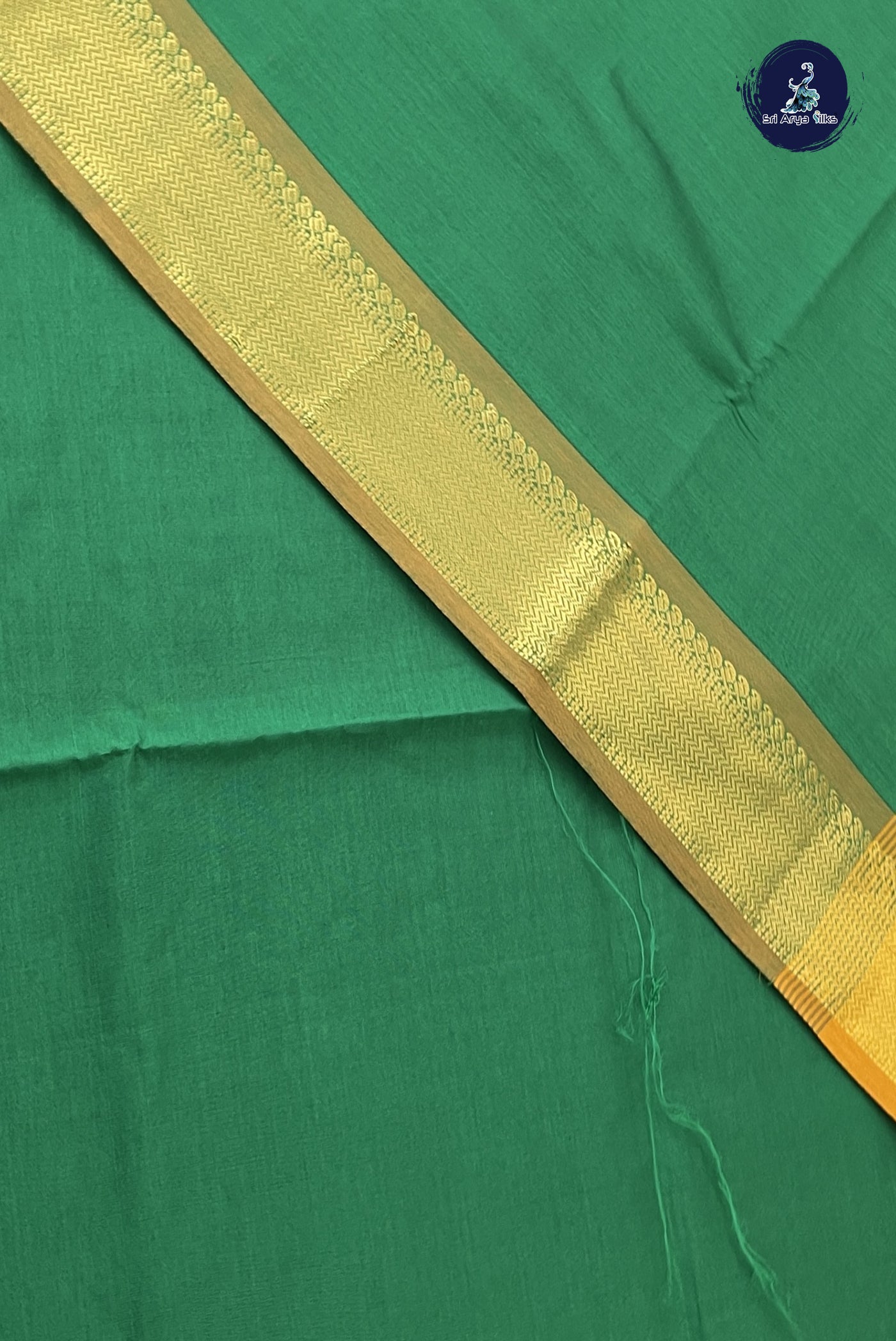 Green Semi Silk Cotton Saree With Plain Pattern