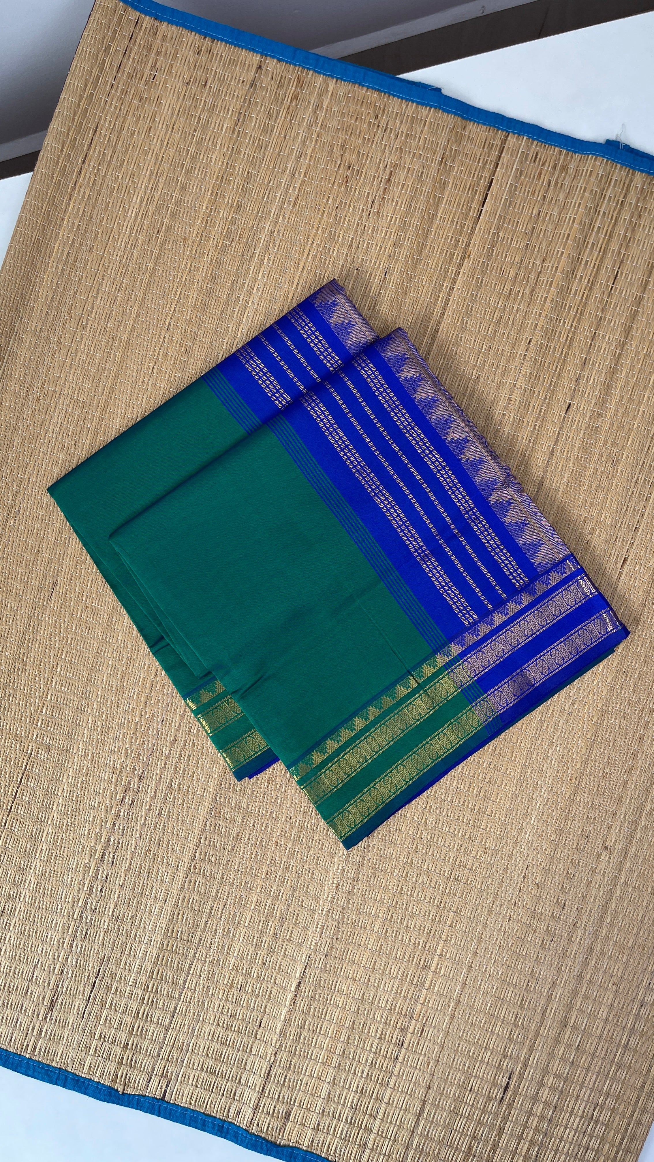 Green Half Pure Silk Cotton Saree With Plain Pattern