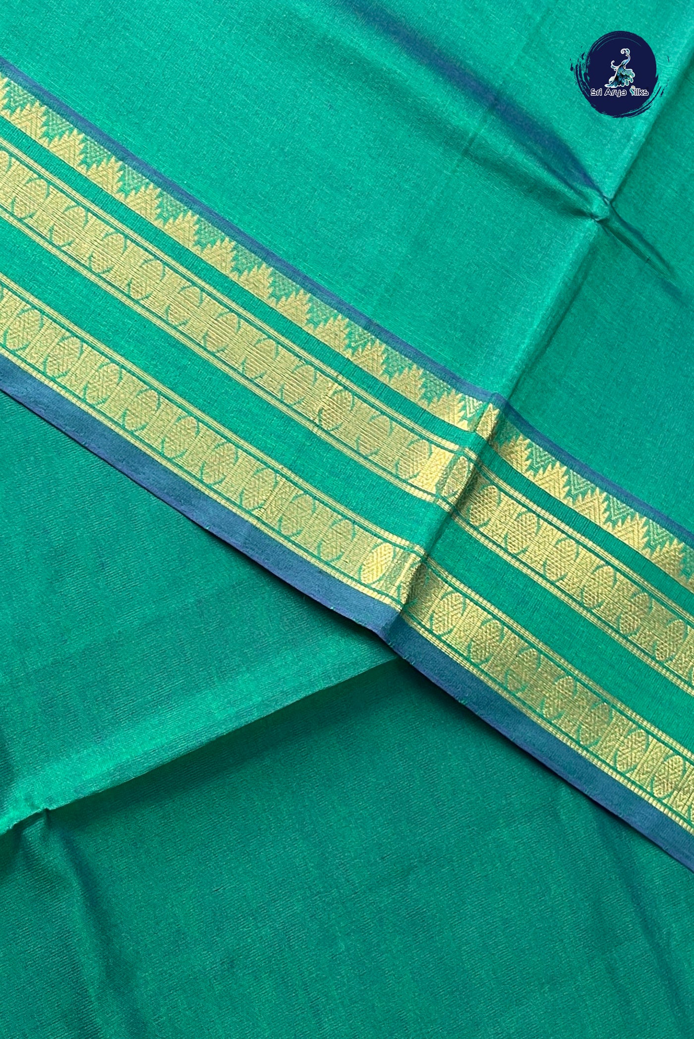 Green Half Pure Silk Cotton Saree With Plain Pattern
