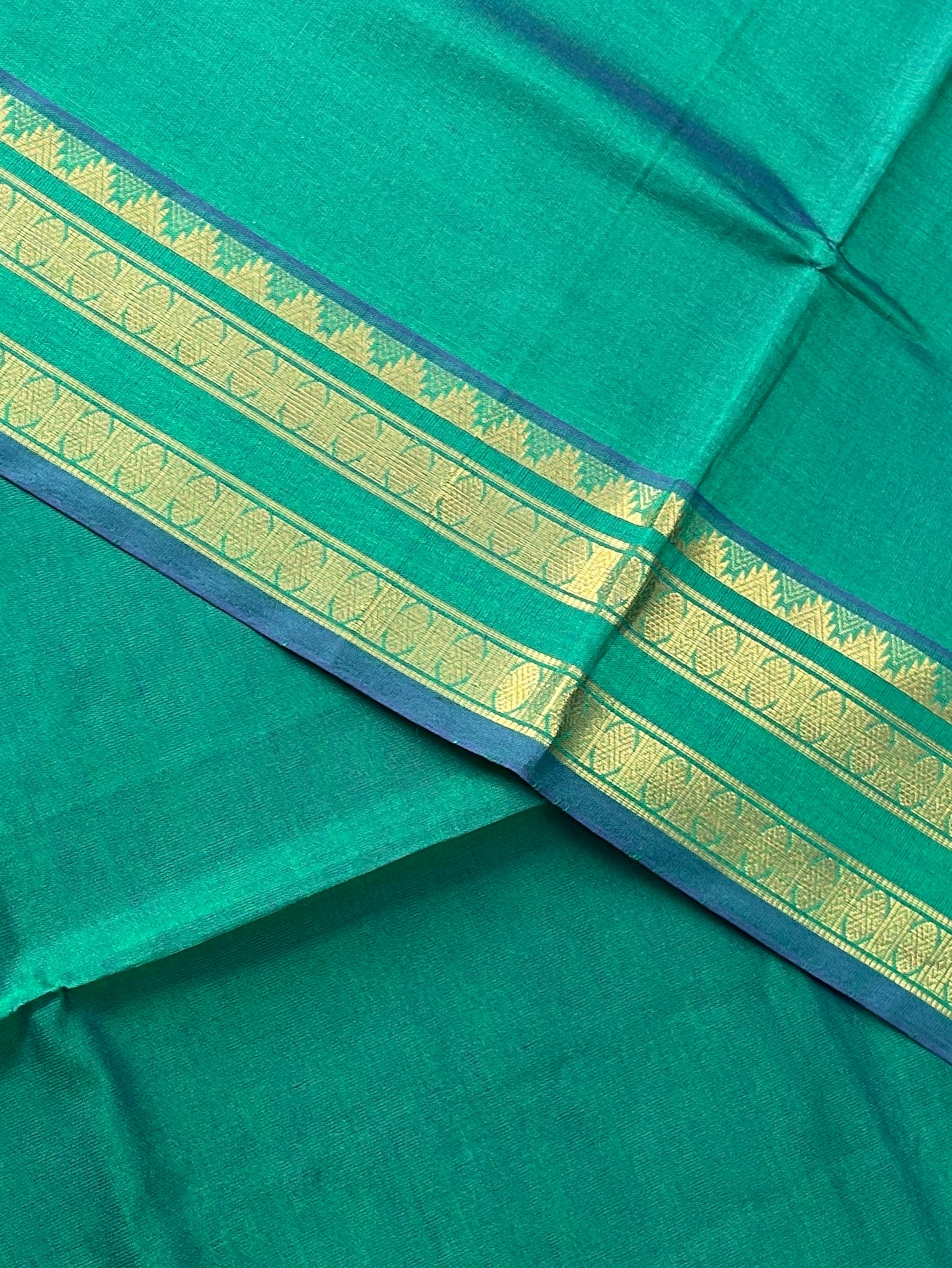 Green Half Pure Silk Cotton Saree With Plain Pattern