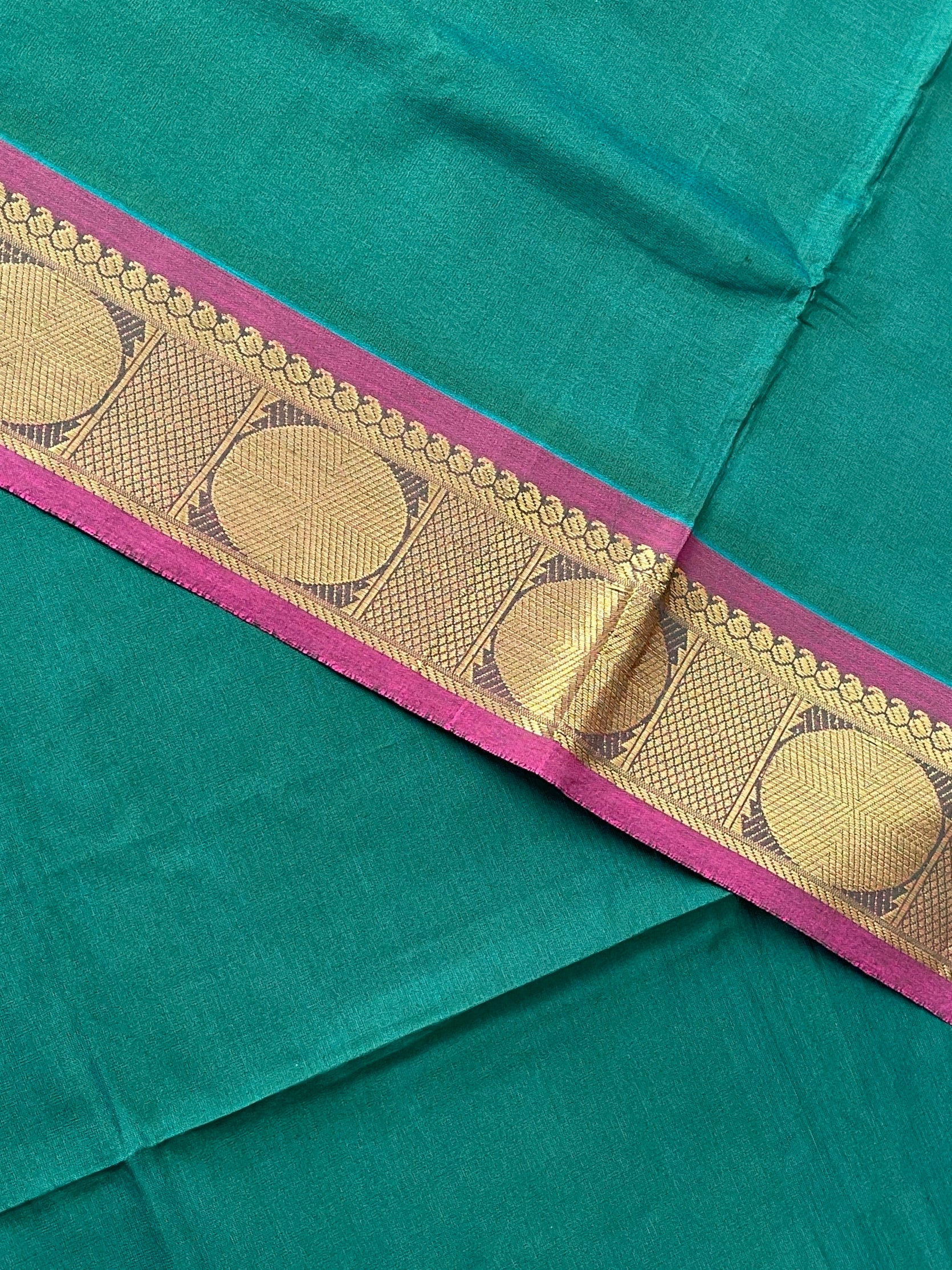 Green Half Pure Silk Cotton Saree With Plain Pattern