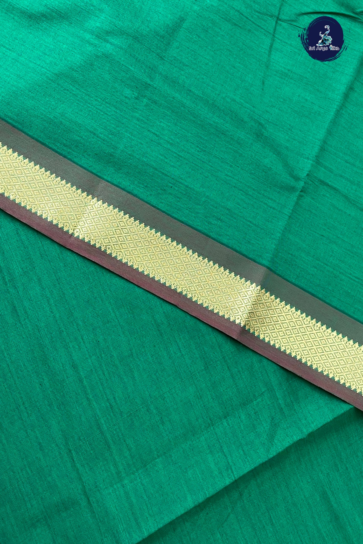 Green Half Pure Silk Cotton Saree With Plain Pattern