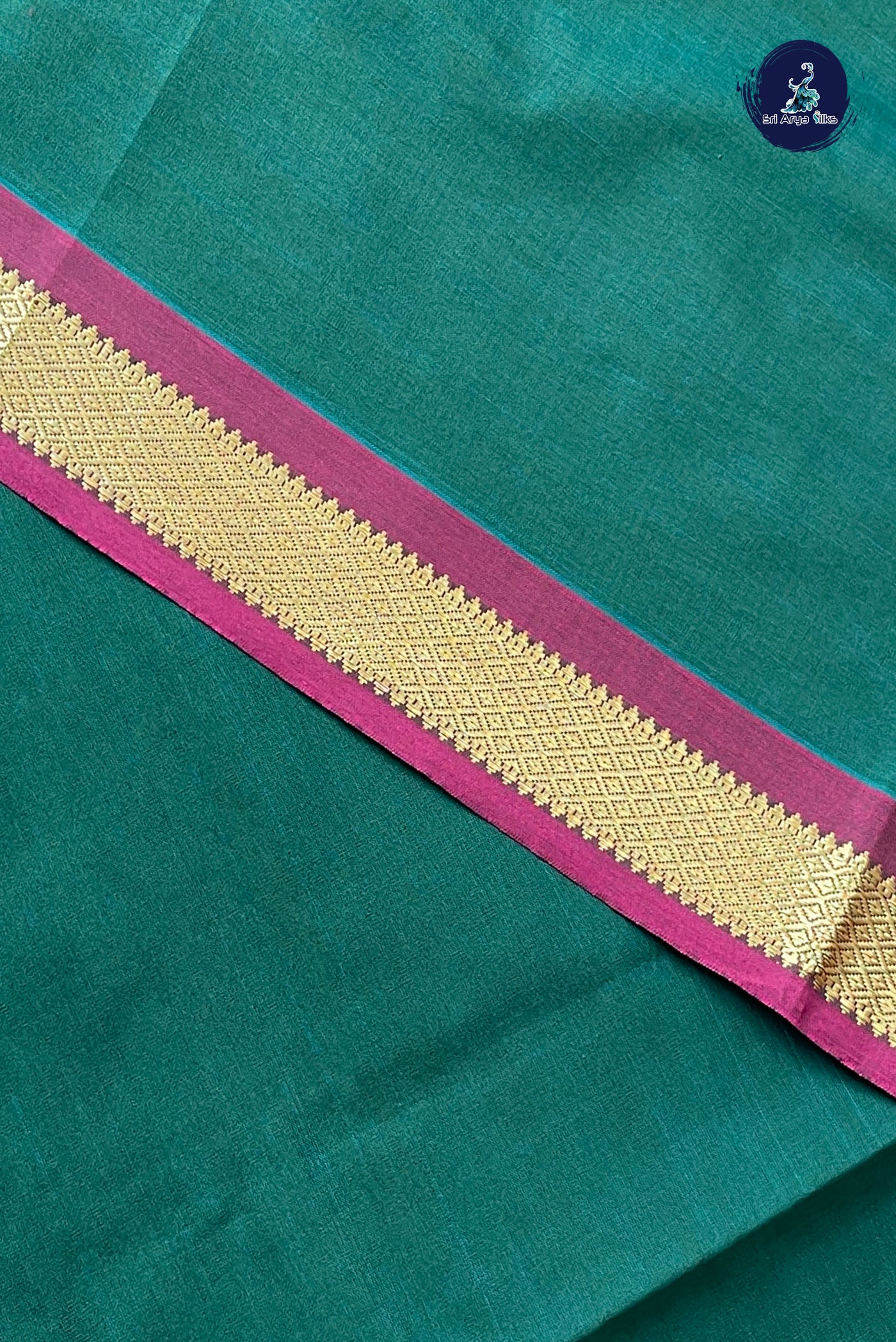 Green Half Pure Silk Cotton Saree With Plain Pattern