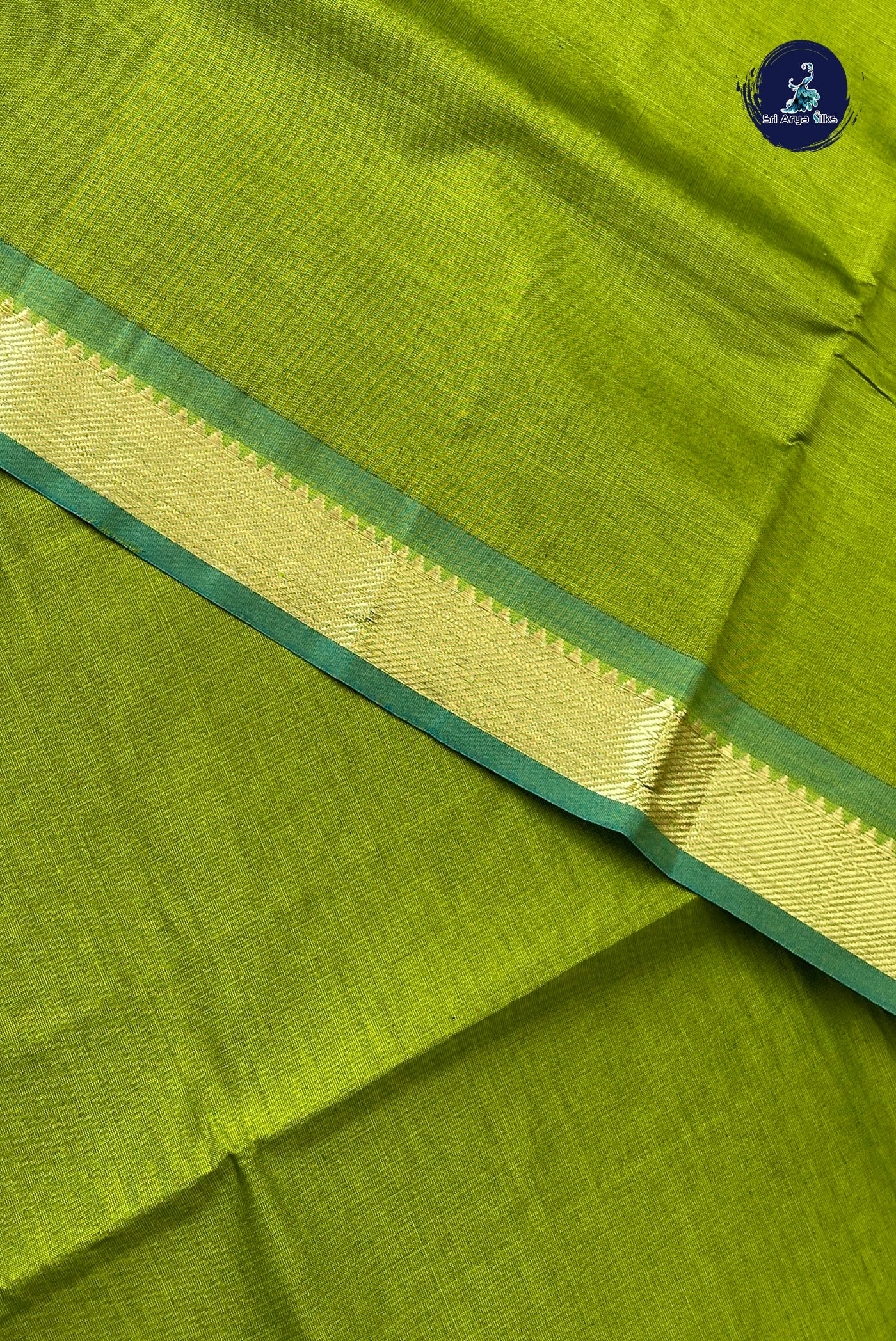 Green Half Pure Silk Cotton Saree With Plain Pattern