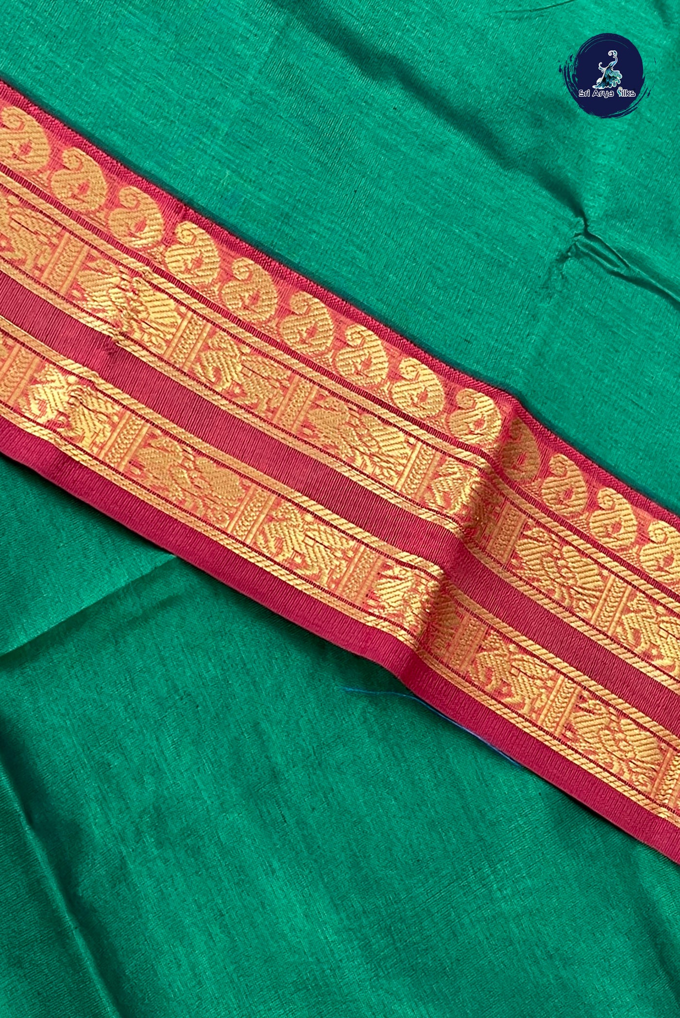 Green Half Pure Silk Cotton Saree With Plain Pattern