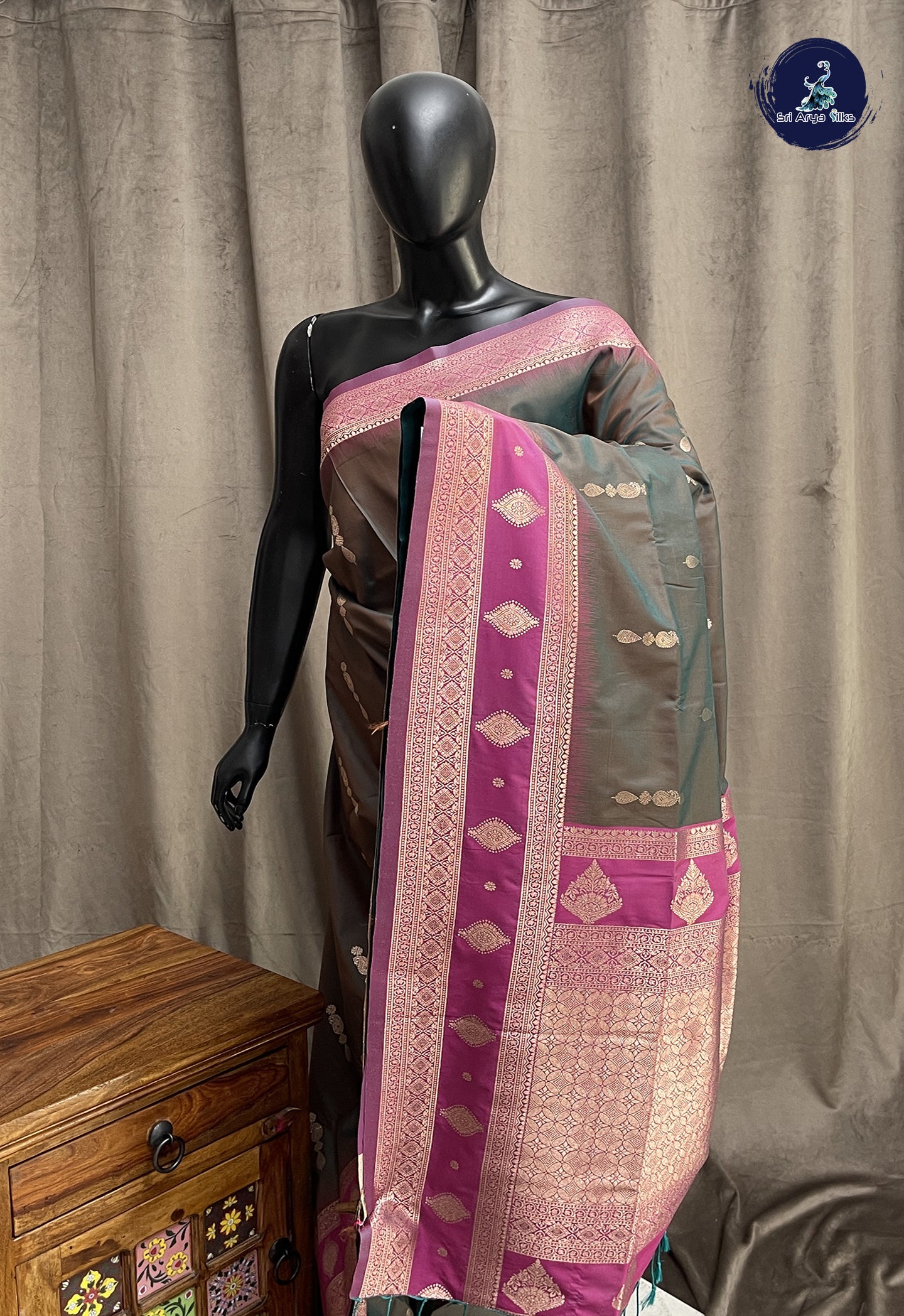 Manthulir Semi Soft Silk Saree With Zari Buttas Pattern