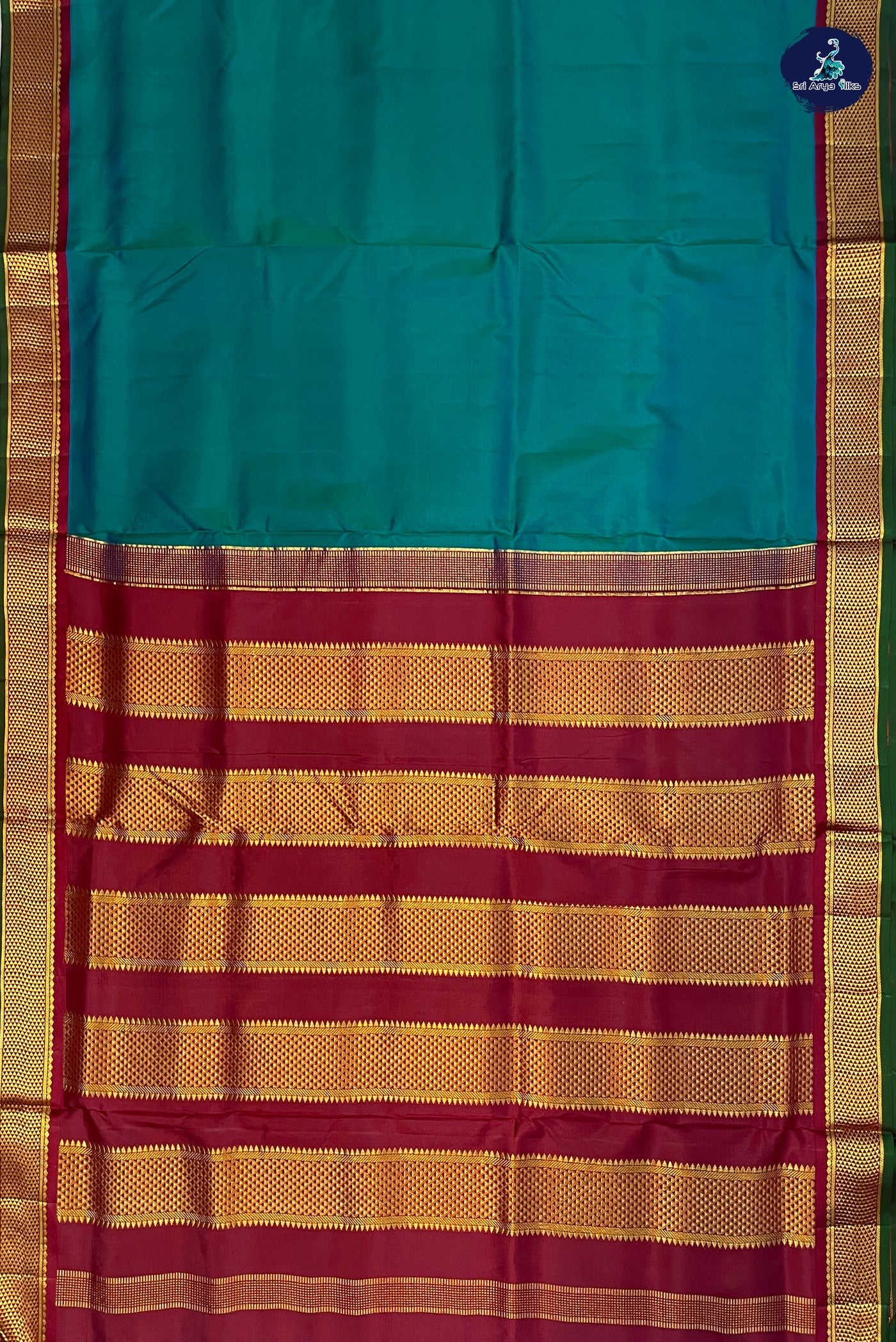 Dual Tone Green Madisar 10 Yards Silk Saree With Plain Pattern
