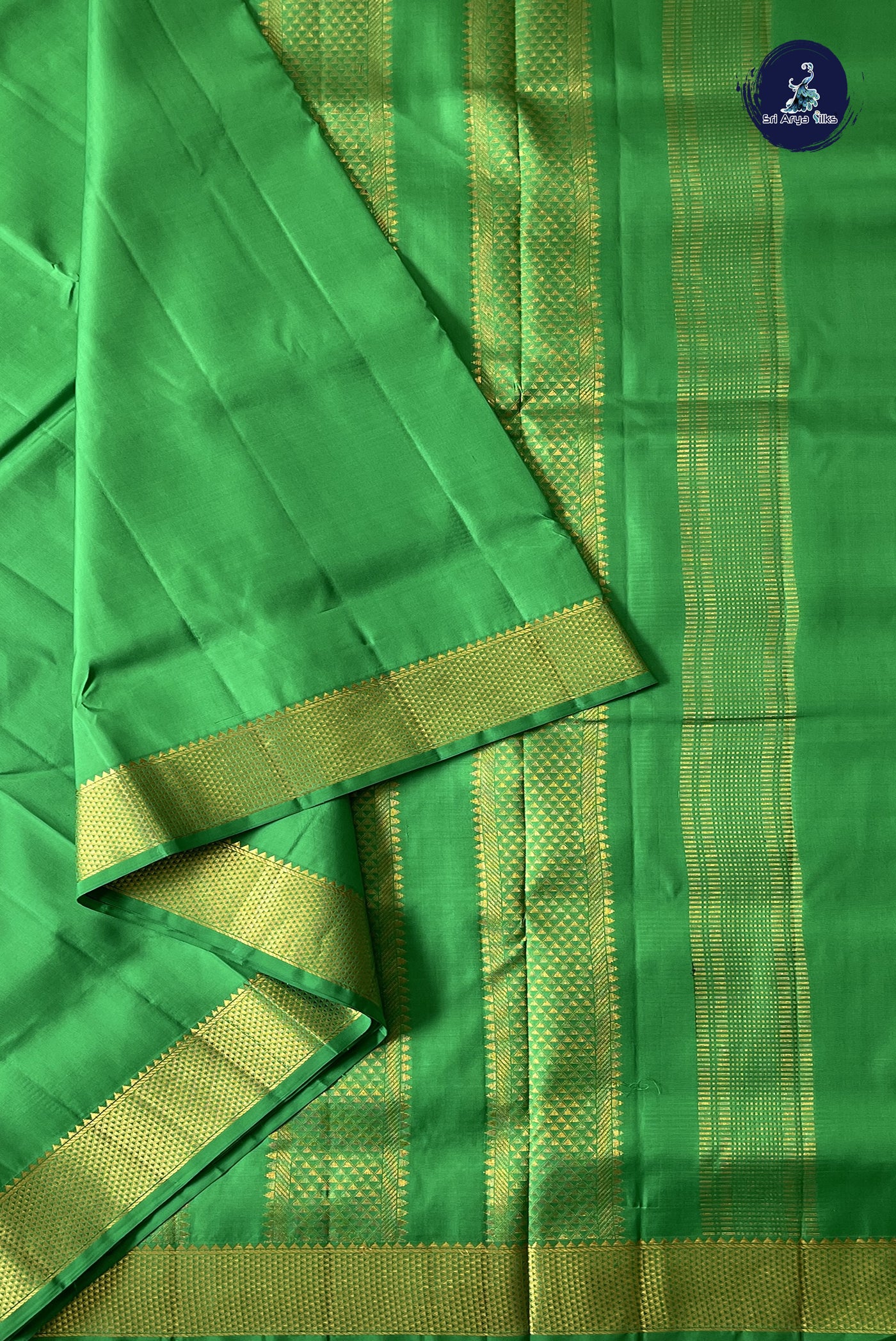 Parrot Green Madisar 10 Yards Silk Saree With Plain Pattern