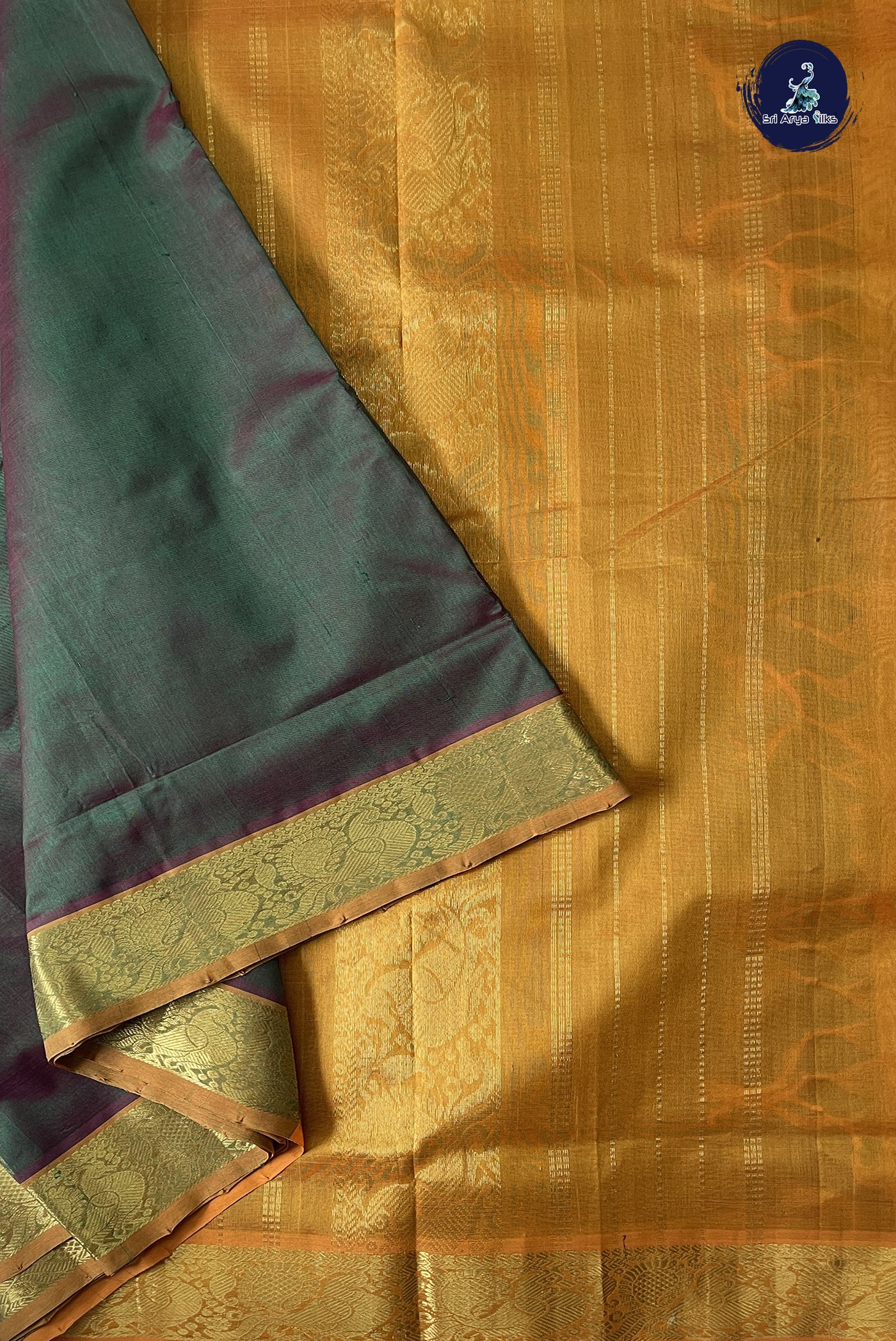 Manthulir 10 Yards Silk Cotton Saree With Plain Pattern